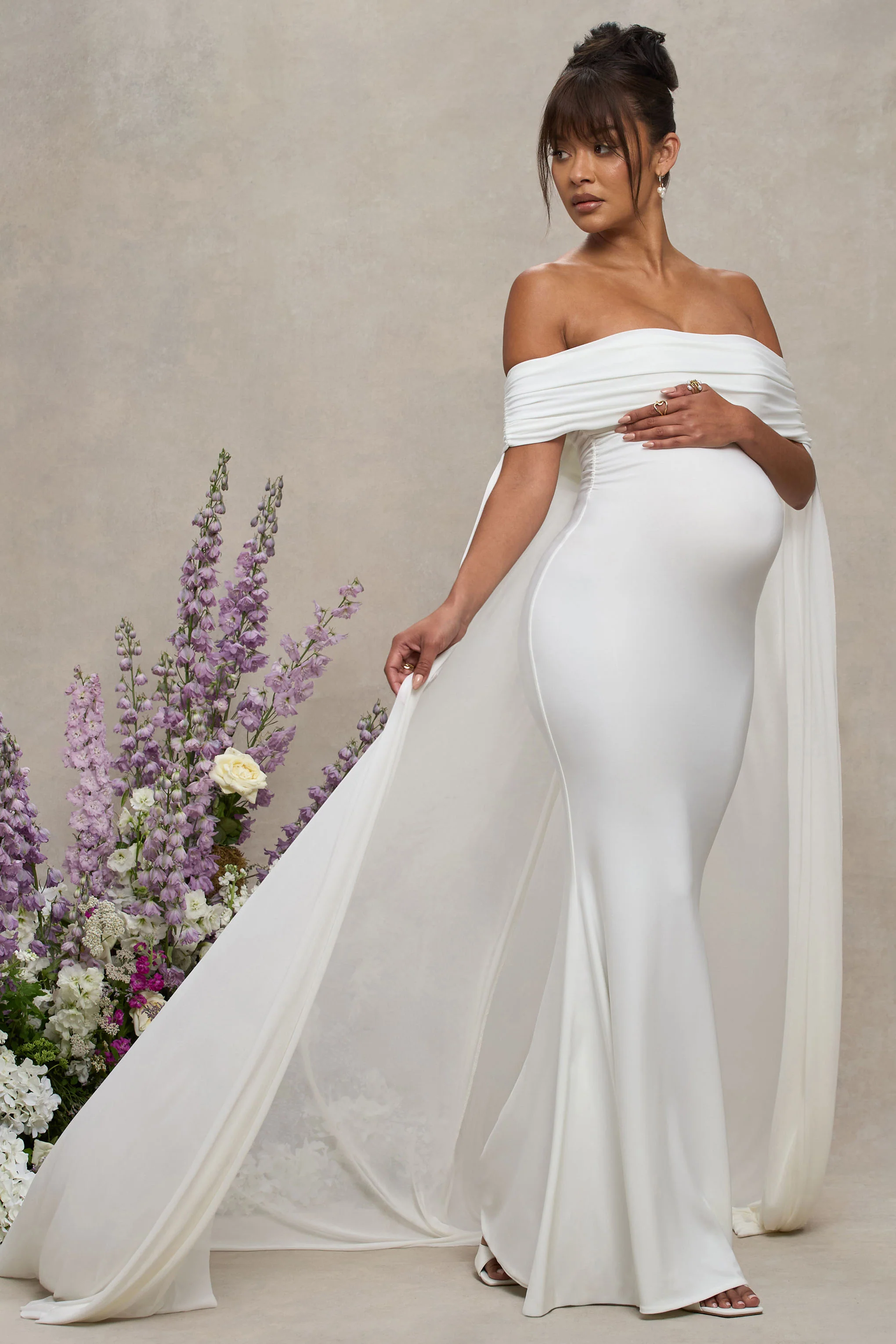 Carlotta | Robe Longue de Maternité Bardot Blanche avec Cape en Chiffon - Image 4