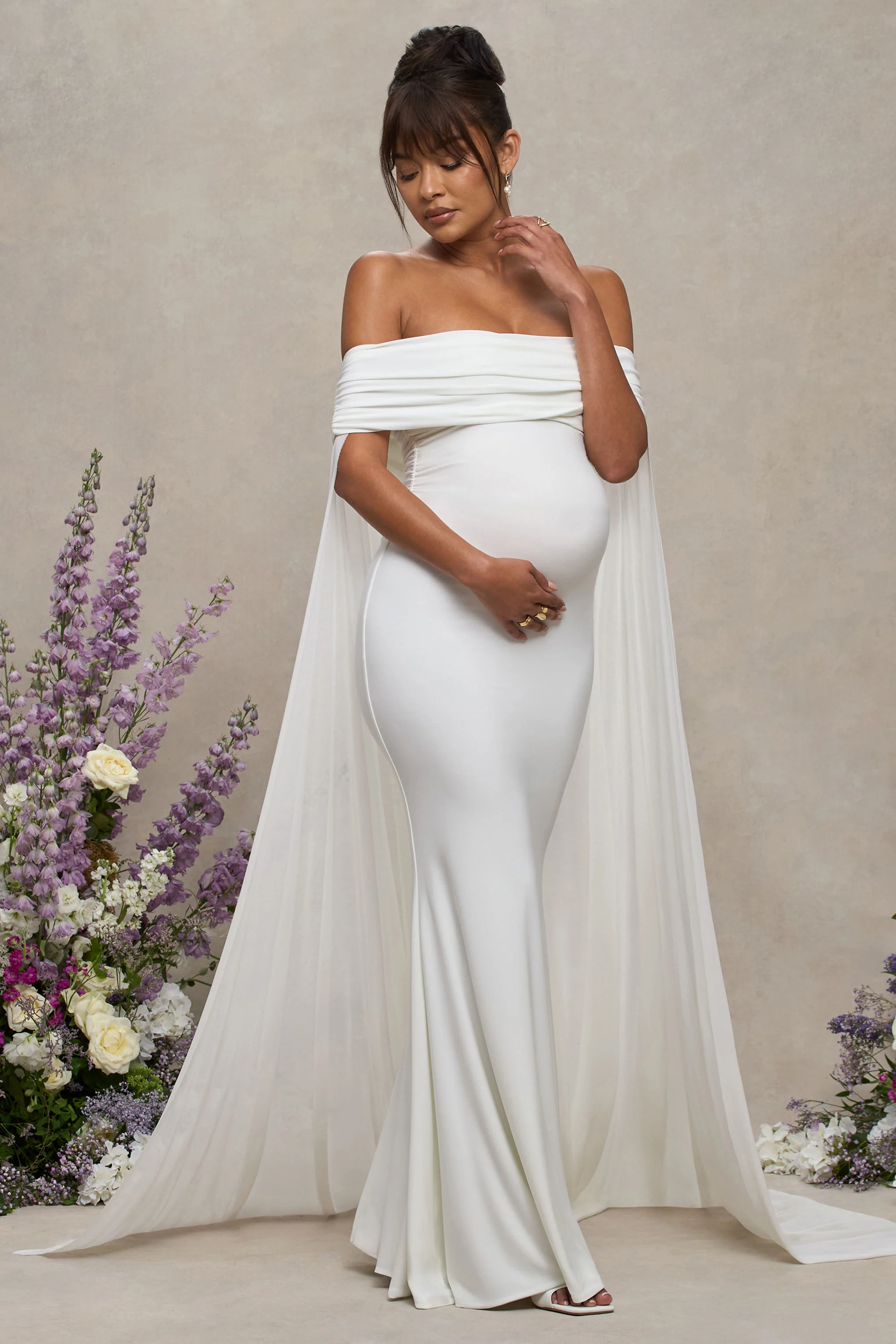 Carlotta | Robe Longue de Maternité Bardot Blanche avec Cape en Chiffon - Image 5