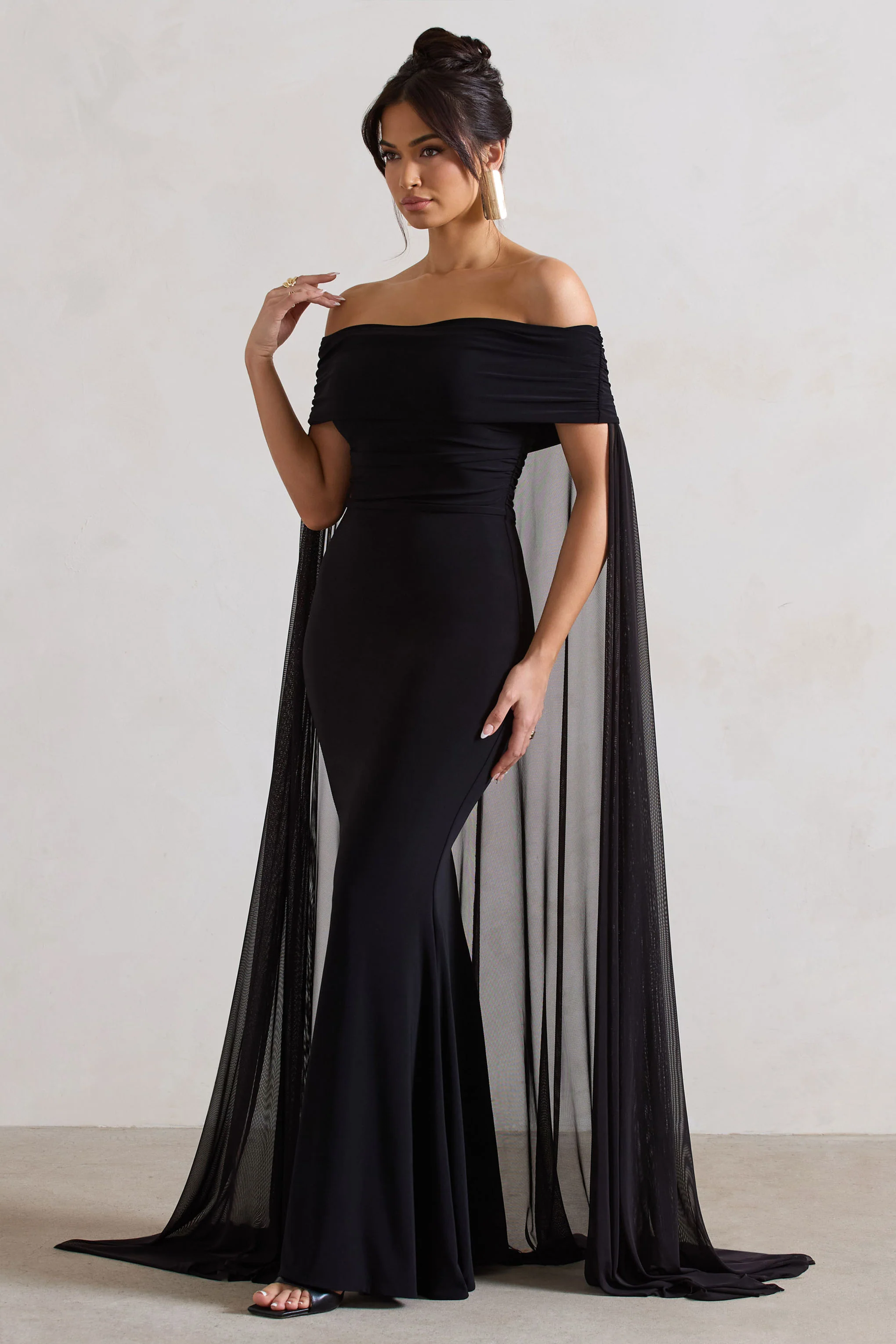 Carlotta | Robe longue noire à encolure bardot et cape en mousseline - Image 5