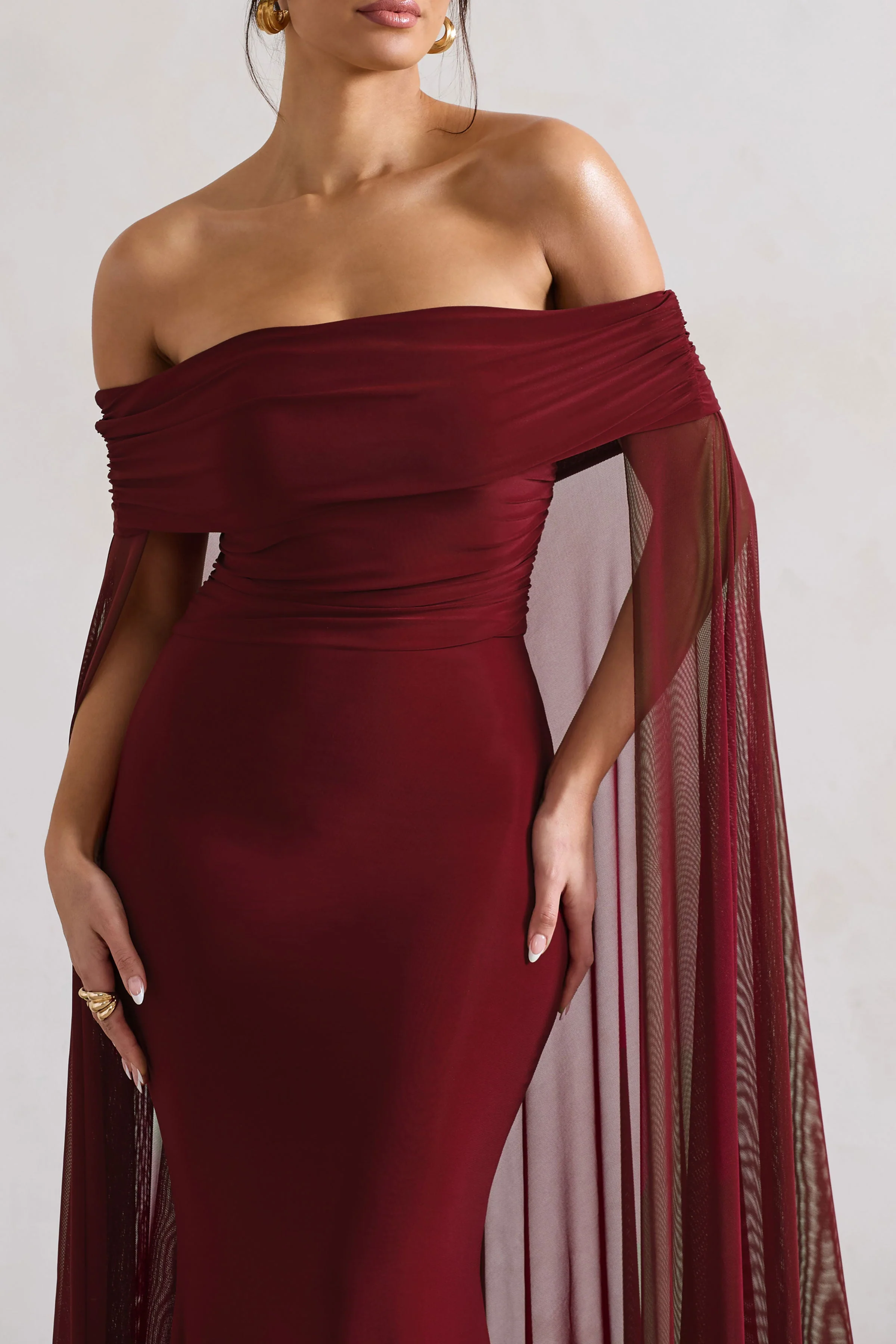 Carlotta | Robe longue rouge cerise à encolure bardot et cape en mousseline - Image 3