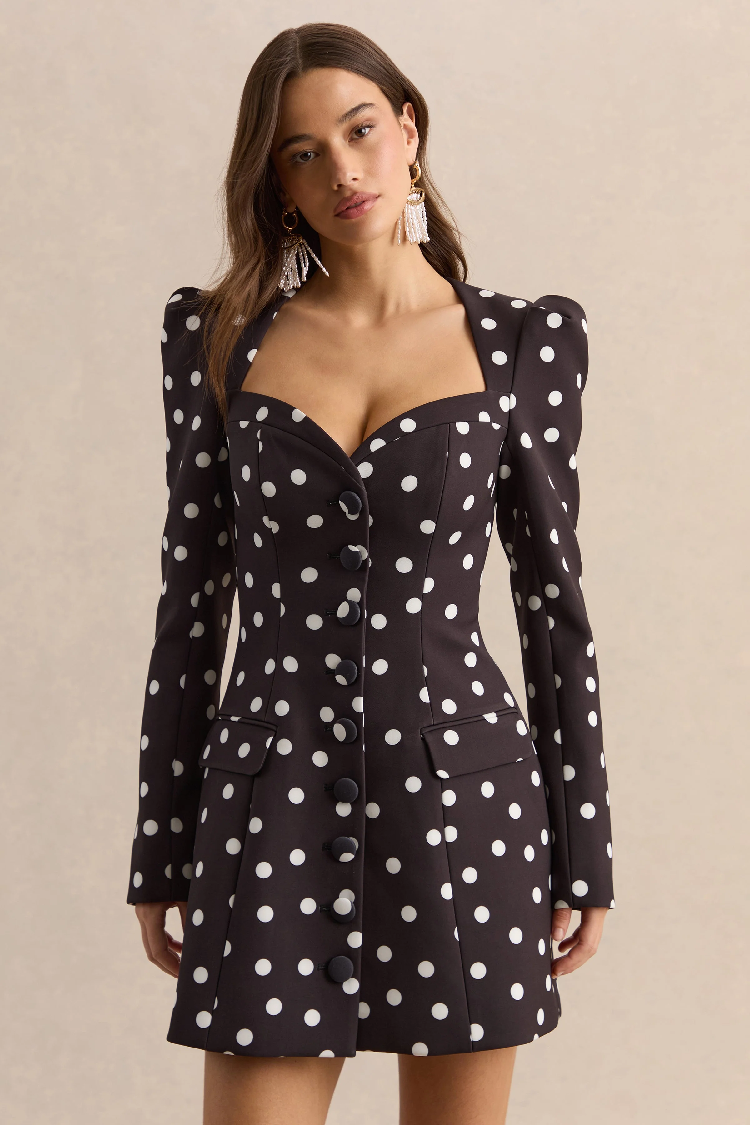 Carmen | Mini-robe tailleur noire et blanche à pois avec encolure cœur - Image 3