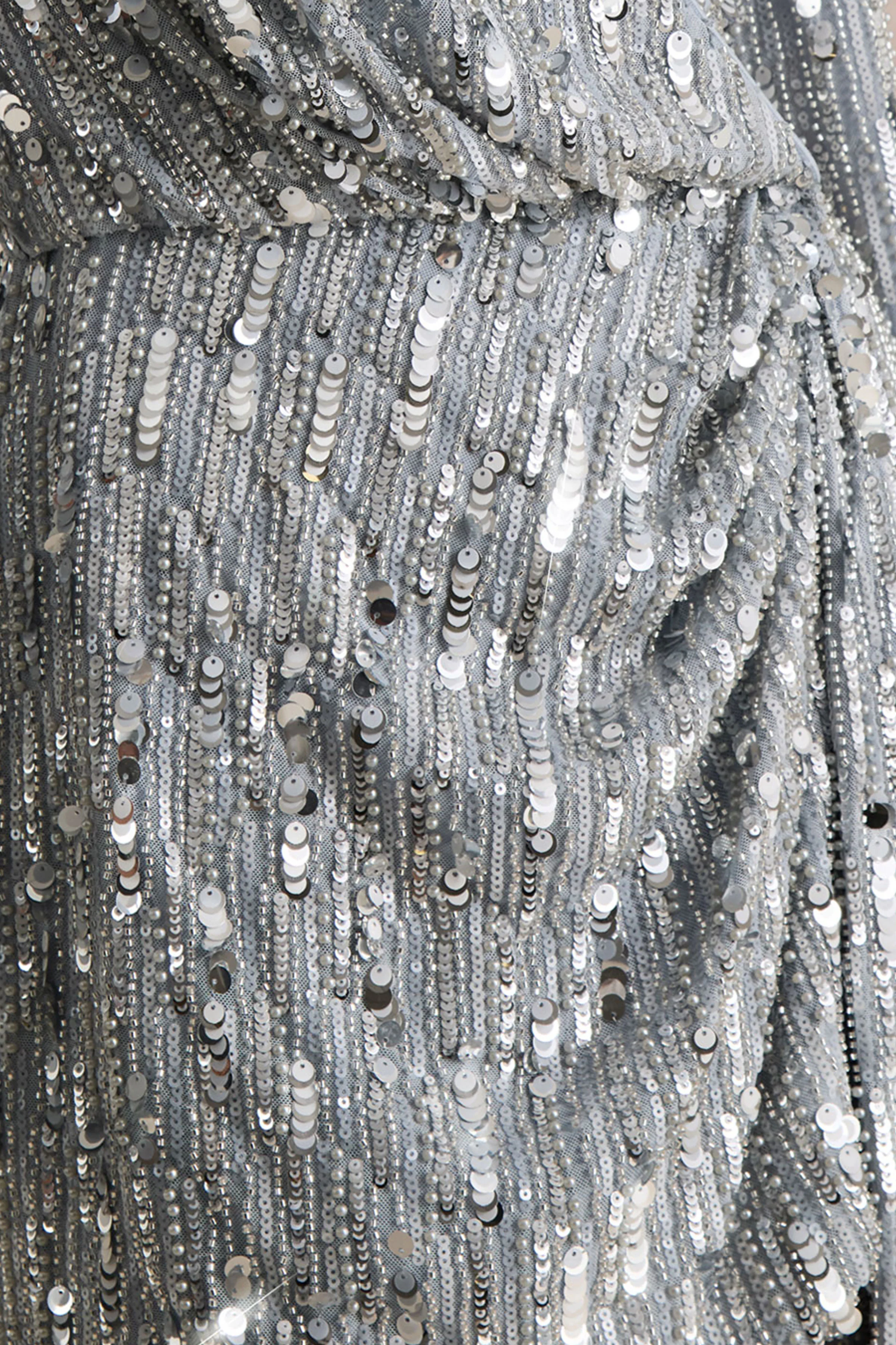 Carmina | Mini-robe portefeuille en sequins argentés à décolleté plongeant et détail ceinturé - Image 6