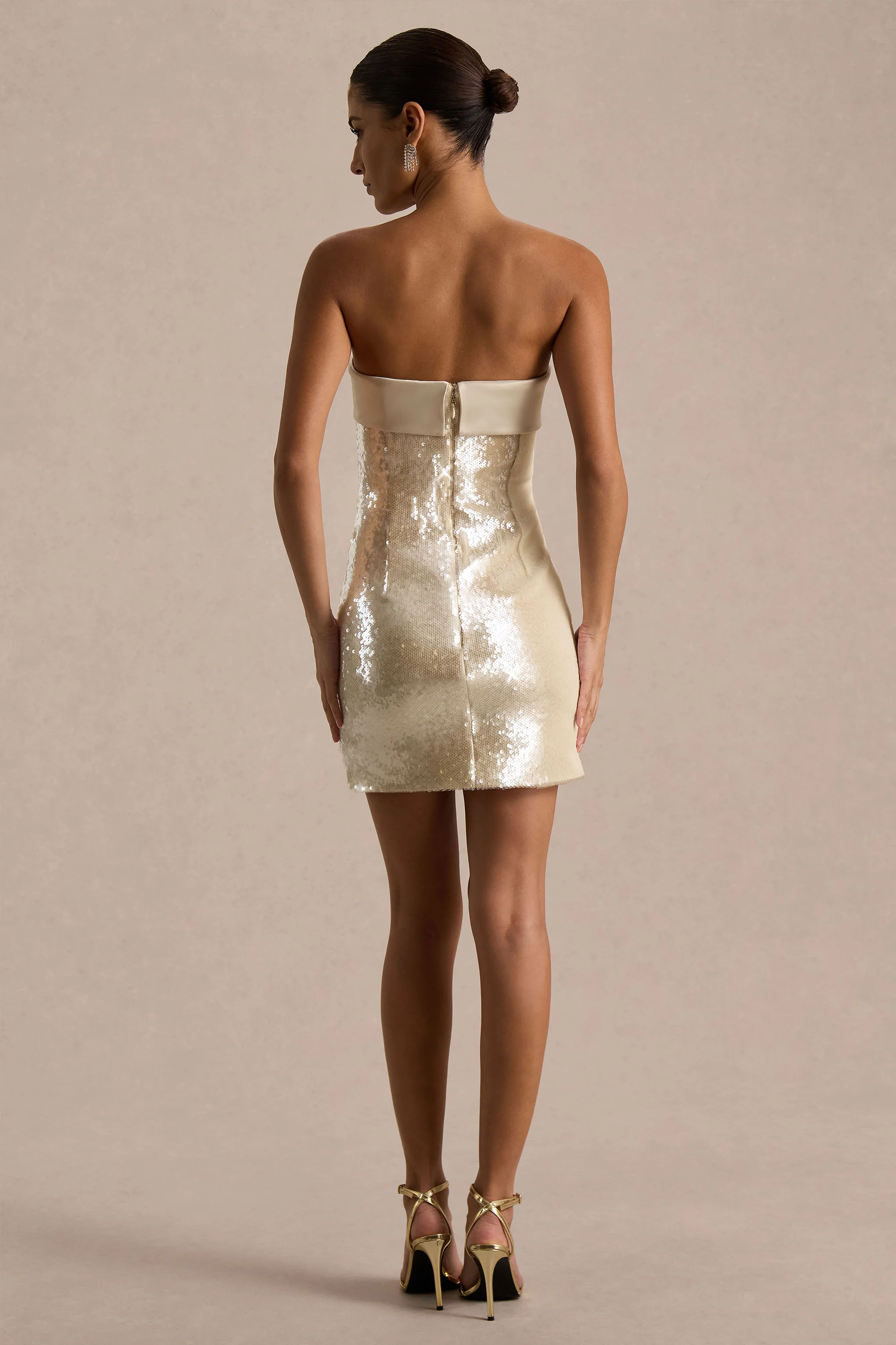Casandra | Mini-robe bandeau en sequins champagne avec finitions en satin - Image 2