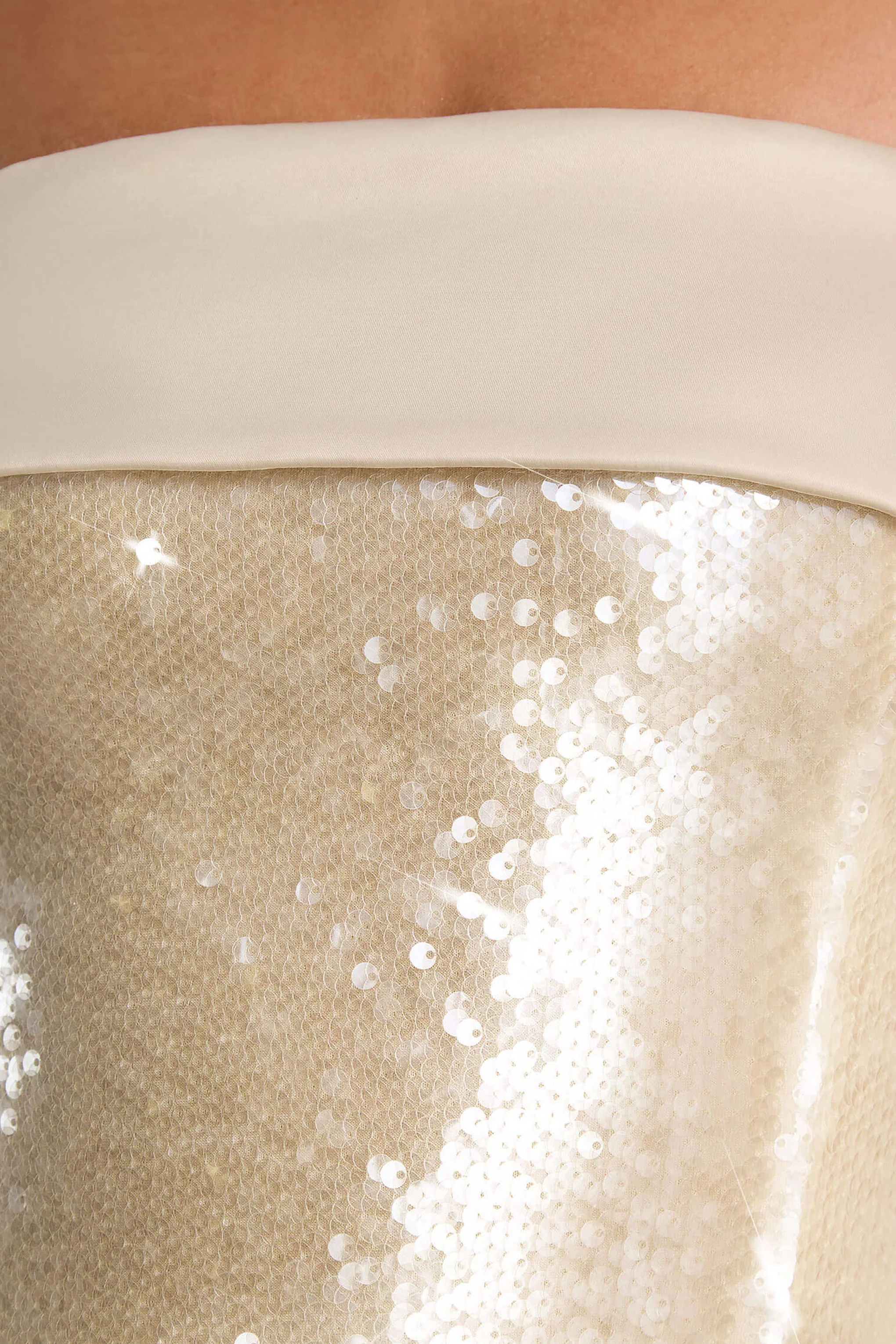 Casandra | Mini-robe bandeau en sequins champagne avec finitions en satin - Image 6