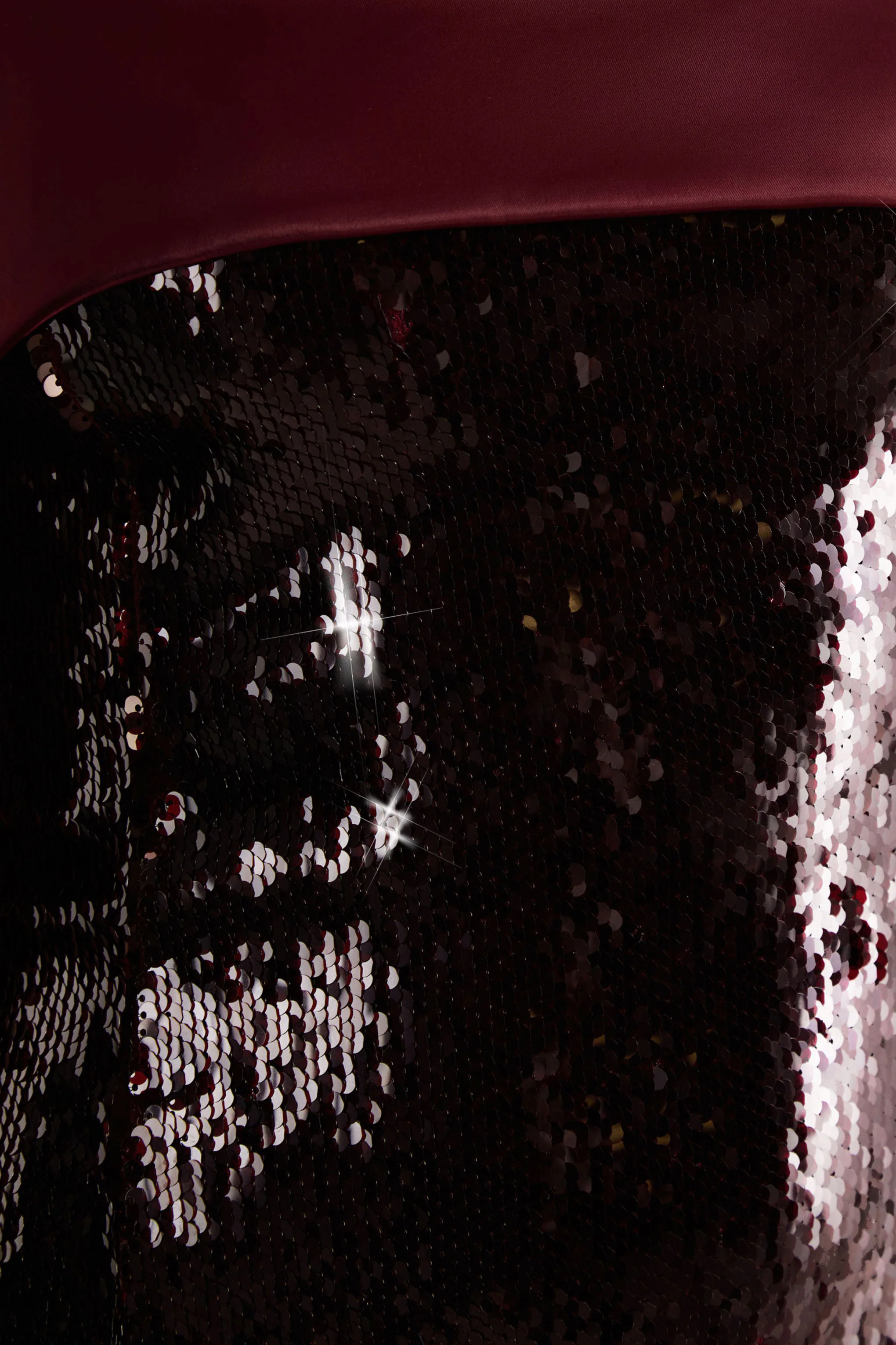Casandra | Mini-robe bordeaux à sequins avec décolleté bandeau et finitions en satin - Image 6