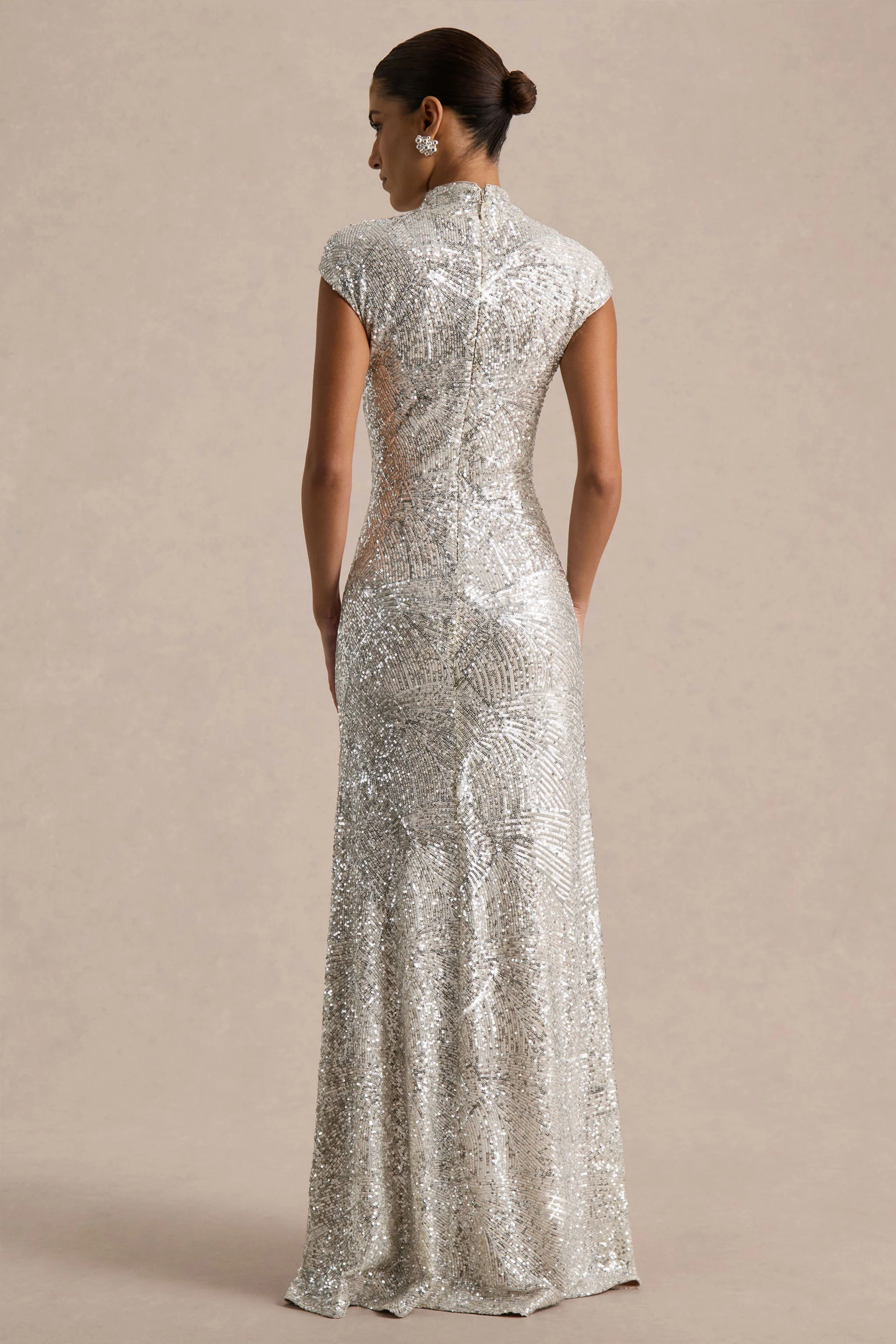 Cecy | Robe Longue en Sequins Argentés à Col Montant avec Manches Courtes - Image 2