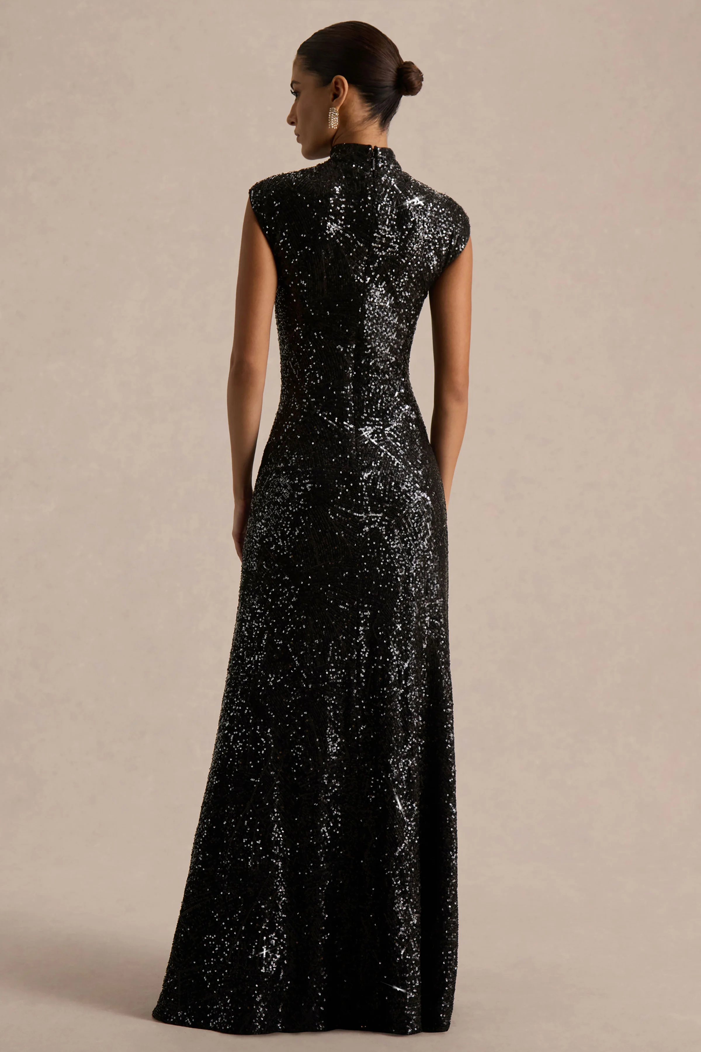 Cecy | Robe Longue en Sequins Noirs à Col Montant avec Manches Courtes - Image 2