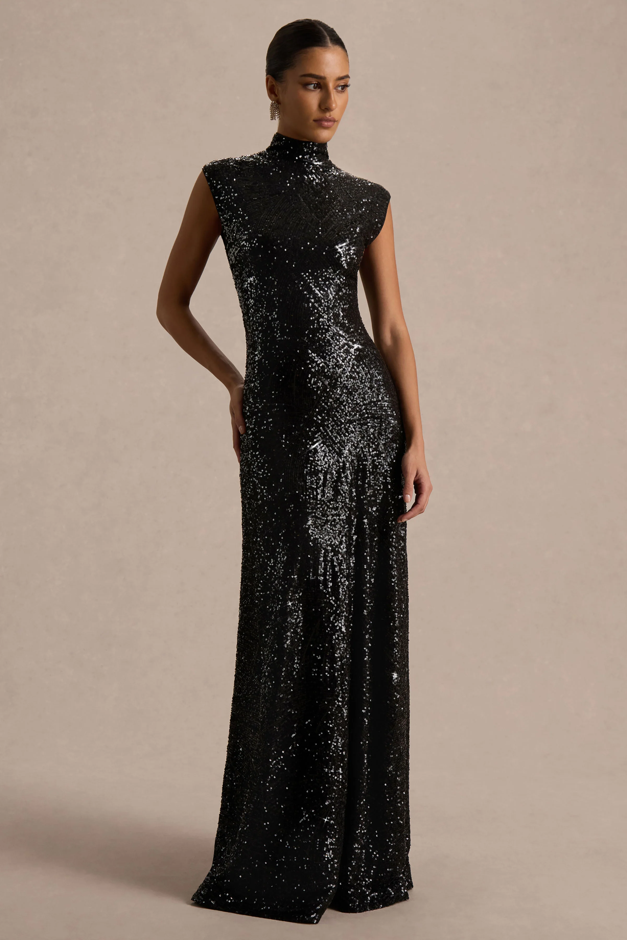 Cecy | Robe Longue en Sequins Noirs à Col Montant avec Manches Courtes - Image 4