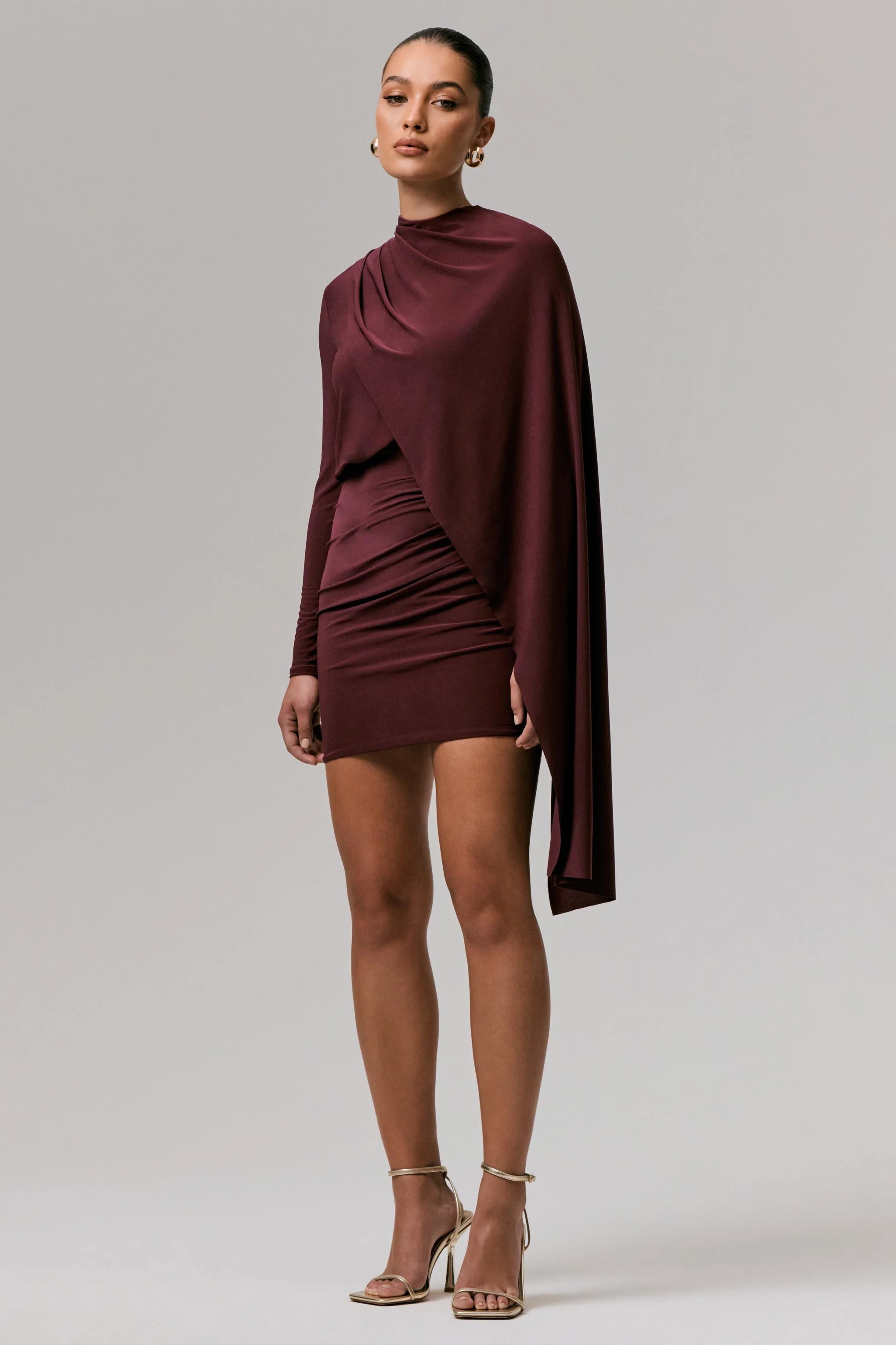 Celeste | Mini-Robe Bordeaux à Manches Longues avec Manches Cape - Image 3