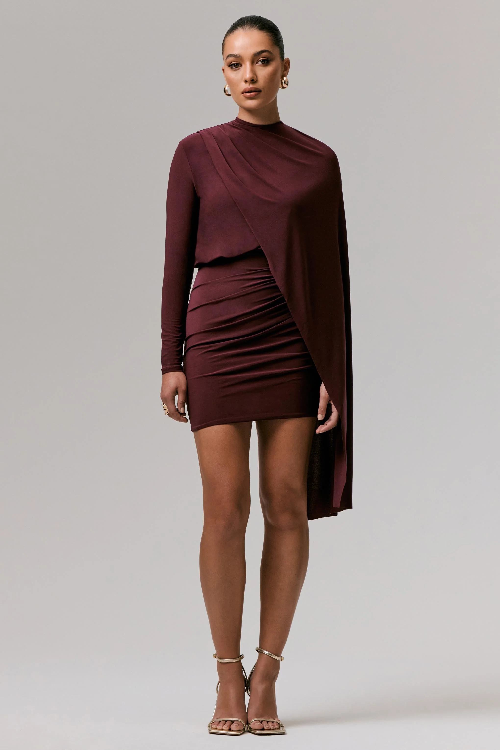 Celeste | Mini-Robe Bordeaux à Manches Longues avec Manches Cape - Image 4
