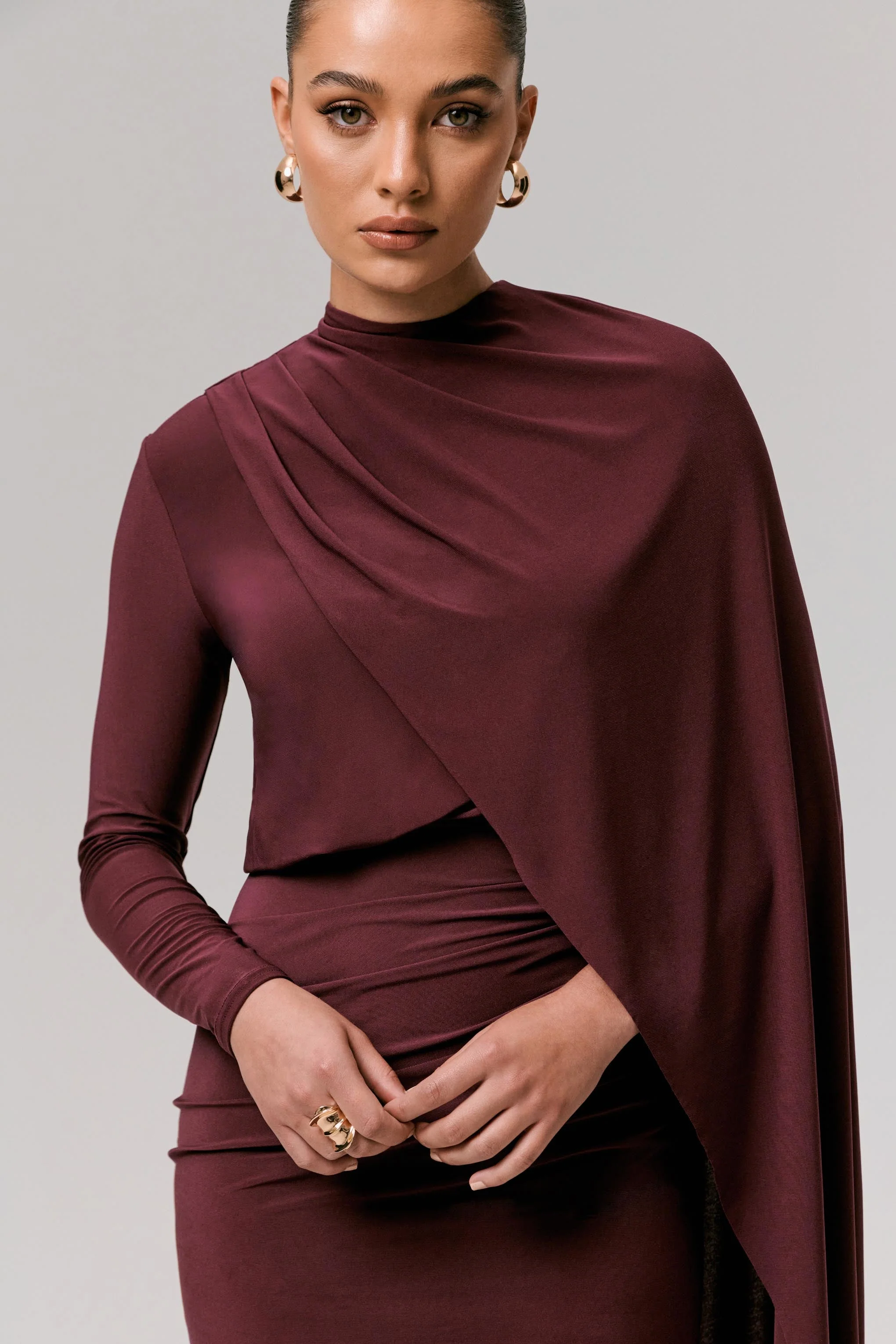 Celeste | Mini-Robe Bordeaux à Manches Longues avec Manches Cape - Image 5
