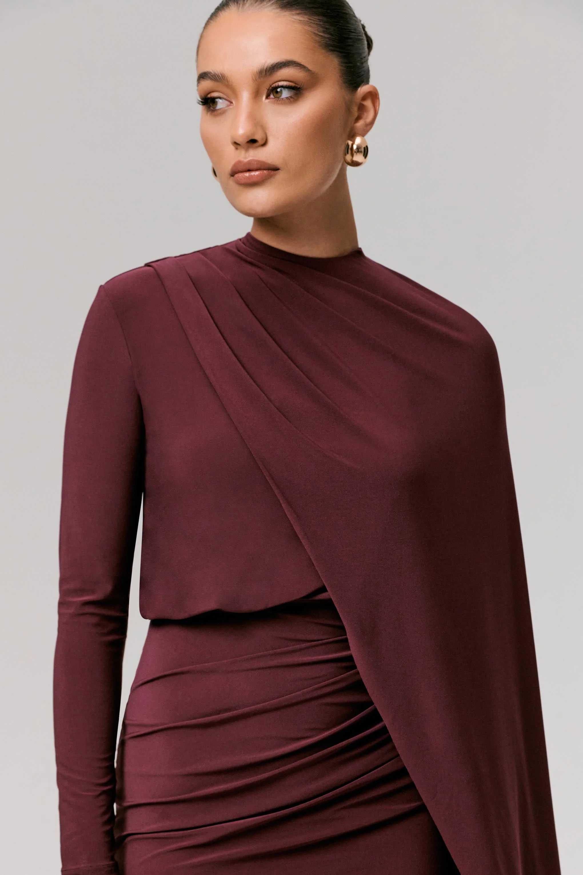 Celeste | Mini-Robe Bordeaux à Manches Longues avec Manches Cape - Image 6