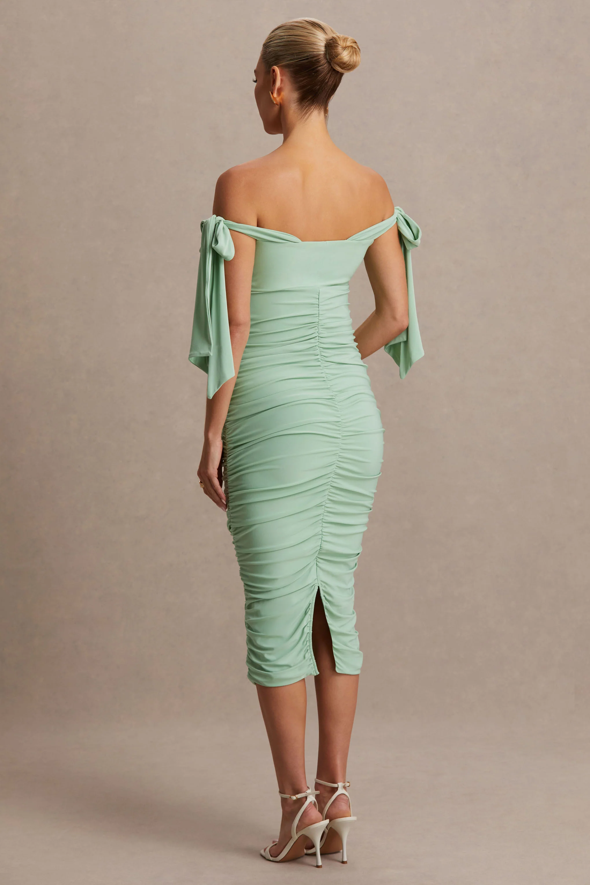 Chandelier | Robe mi-longue de maternité vert clair à encolure bardot avec détails nœud - Image 2