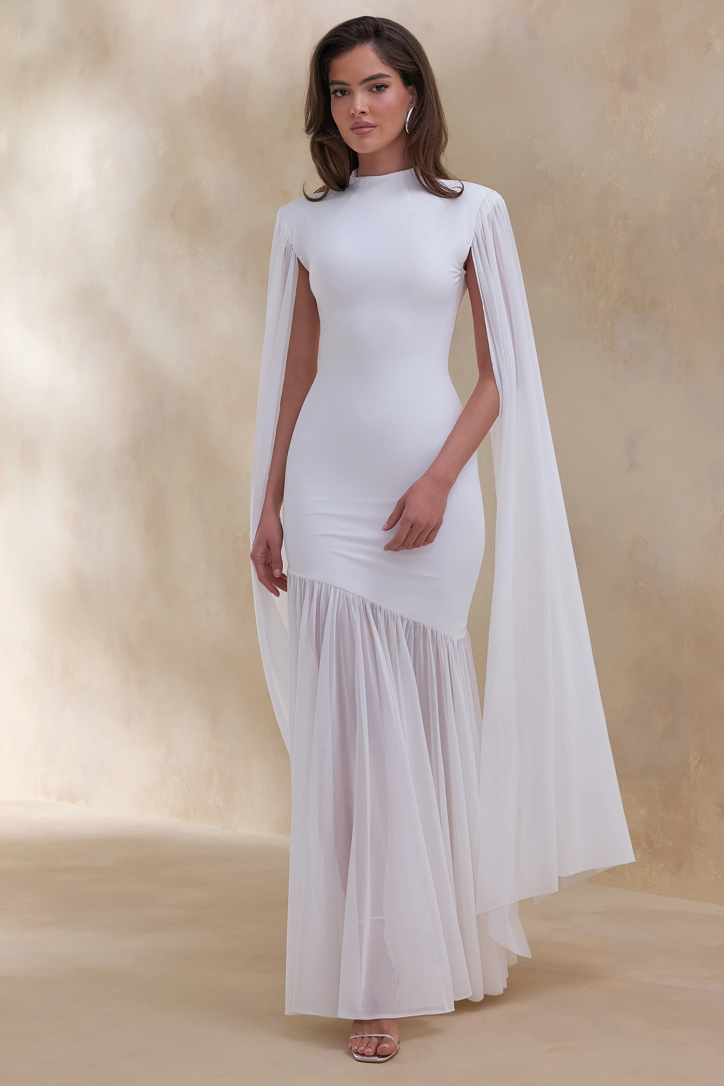 Chantelle | Robe longue blanche à col montant avec taille basse et manches cape - Image 4