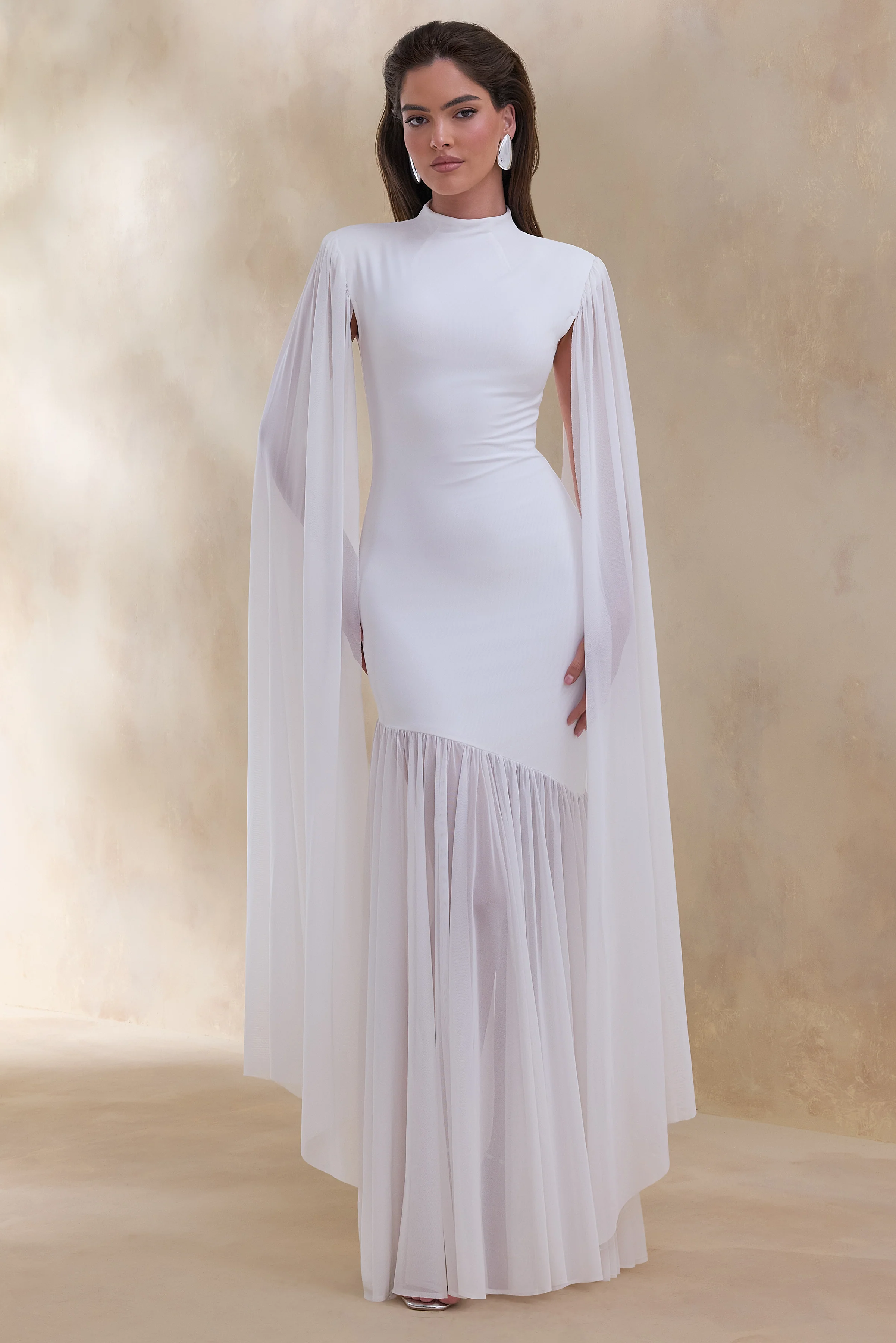 Chantelle | Robe longue blanche à col montant avec taille basse et manches cape - Image 5