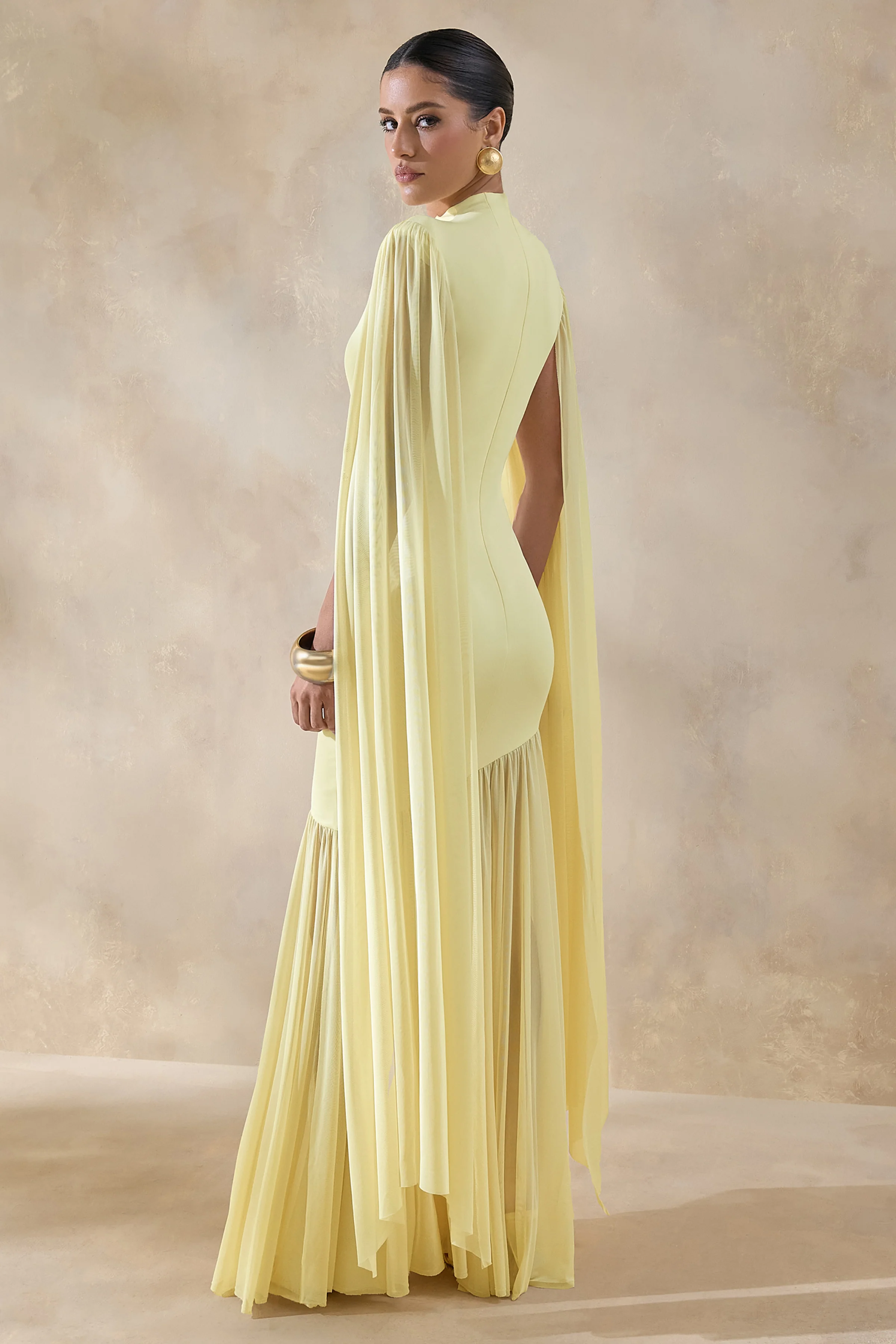 Chantelle | Robe longue citron à col montant avec taille basse et manches cape - Image 2