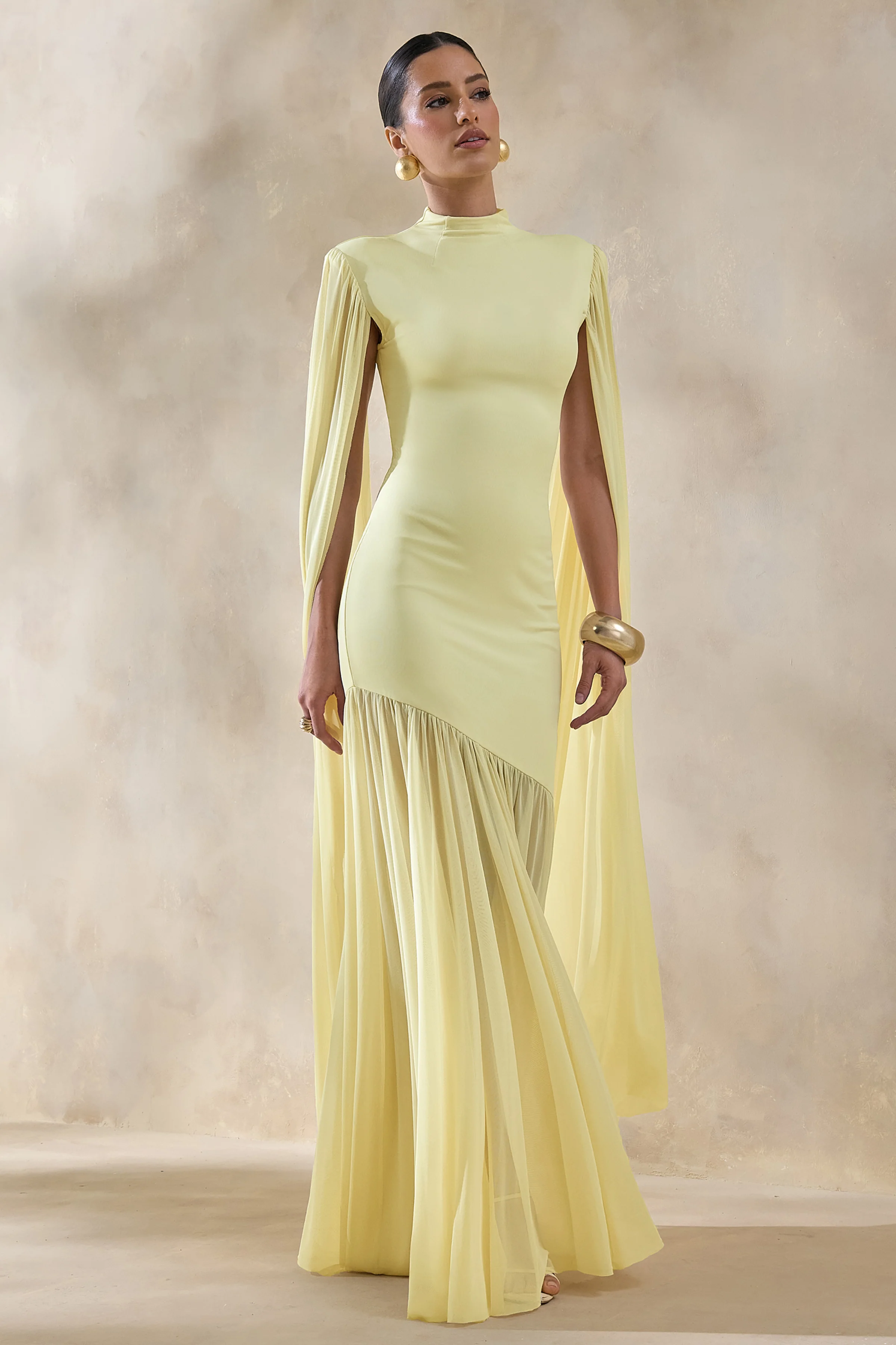 Chantelle | Robe longue citron à col montant avec taille basse et manches cape - Image 4