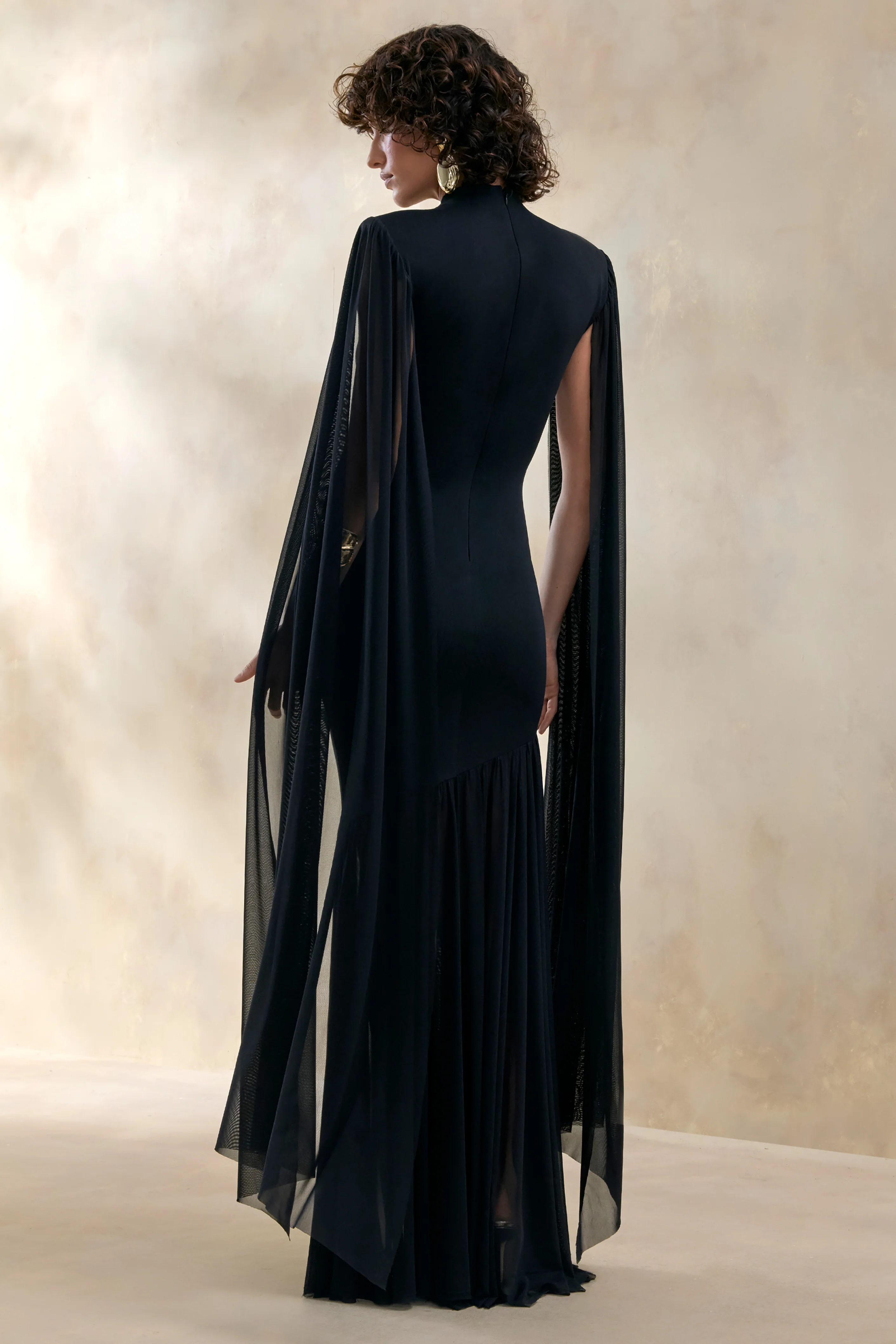 Chantelle | Robe longue noire à col montant avec taille basse et manches cape - Image 2