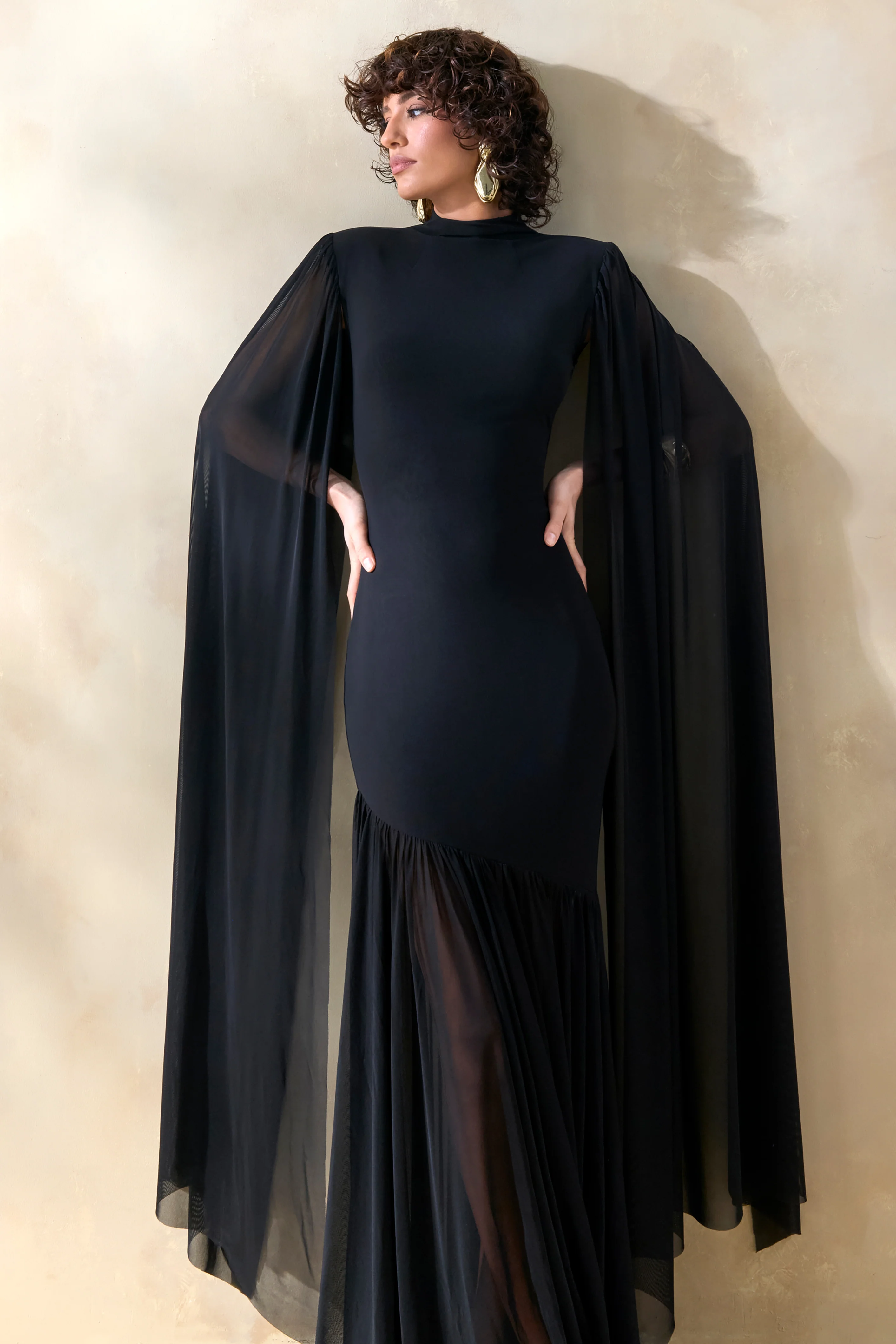 Chantelle | Robe longue noire à col montant avec taille basse et manches cape - Image 3