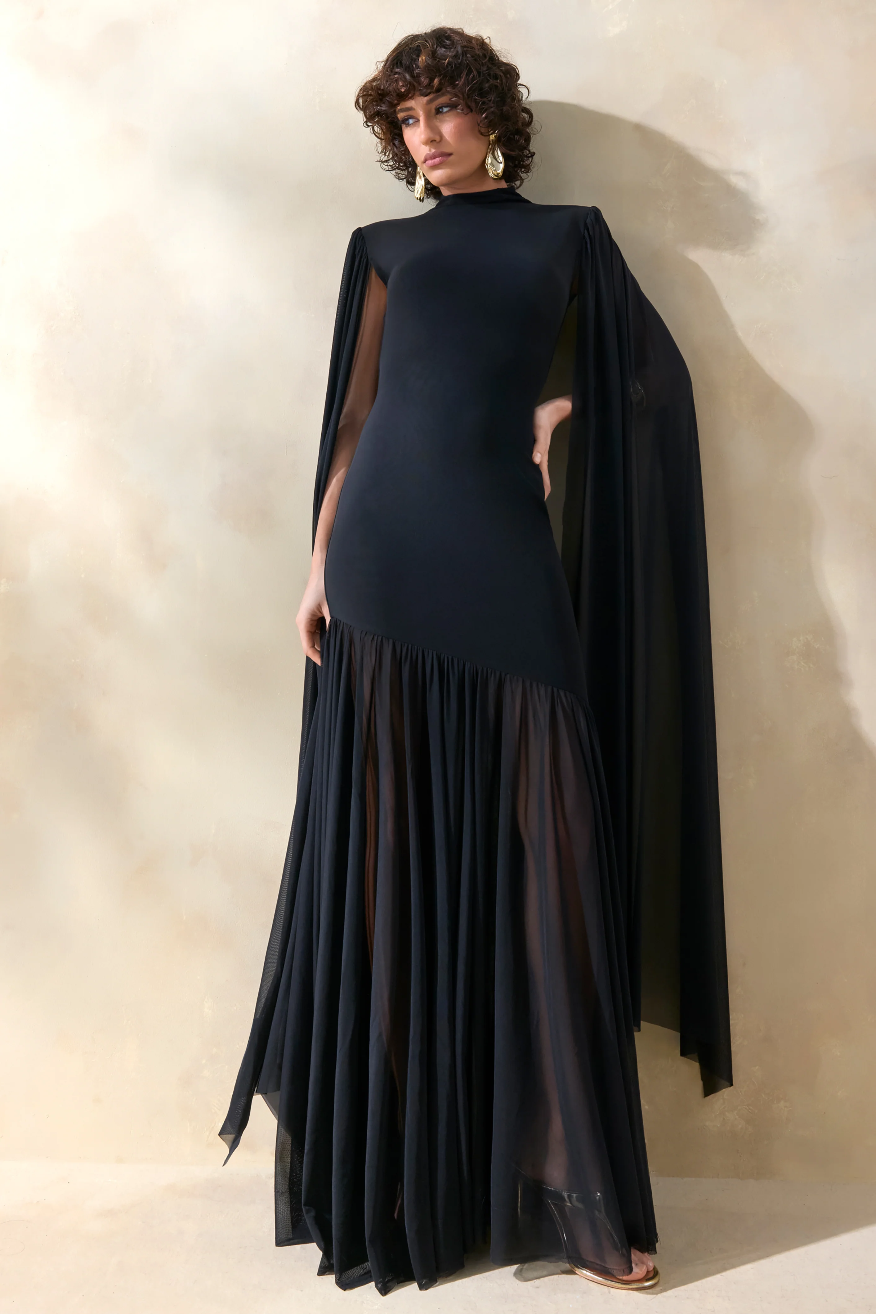 Chantelle | Robe longue noire à col montant avec taille basse et manches cape - Image 4