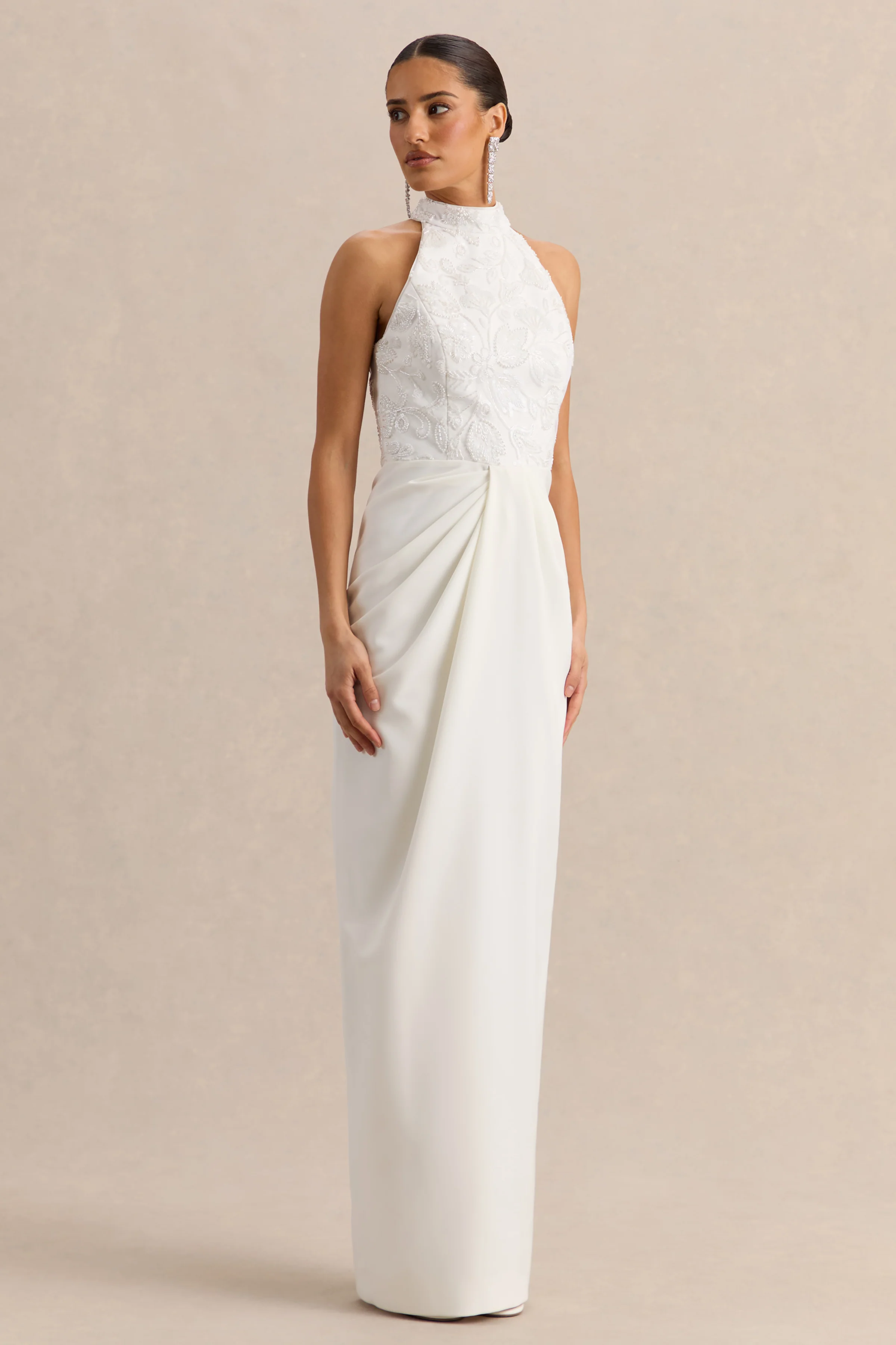 Charlotte | Robe longue blanche à encolure dos-nu avec détails froncés - Image 4