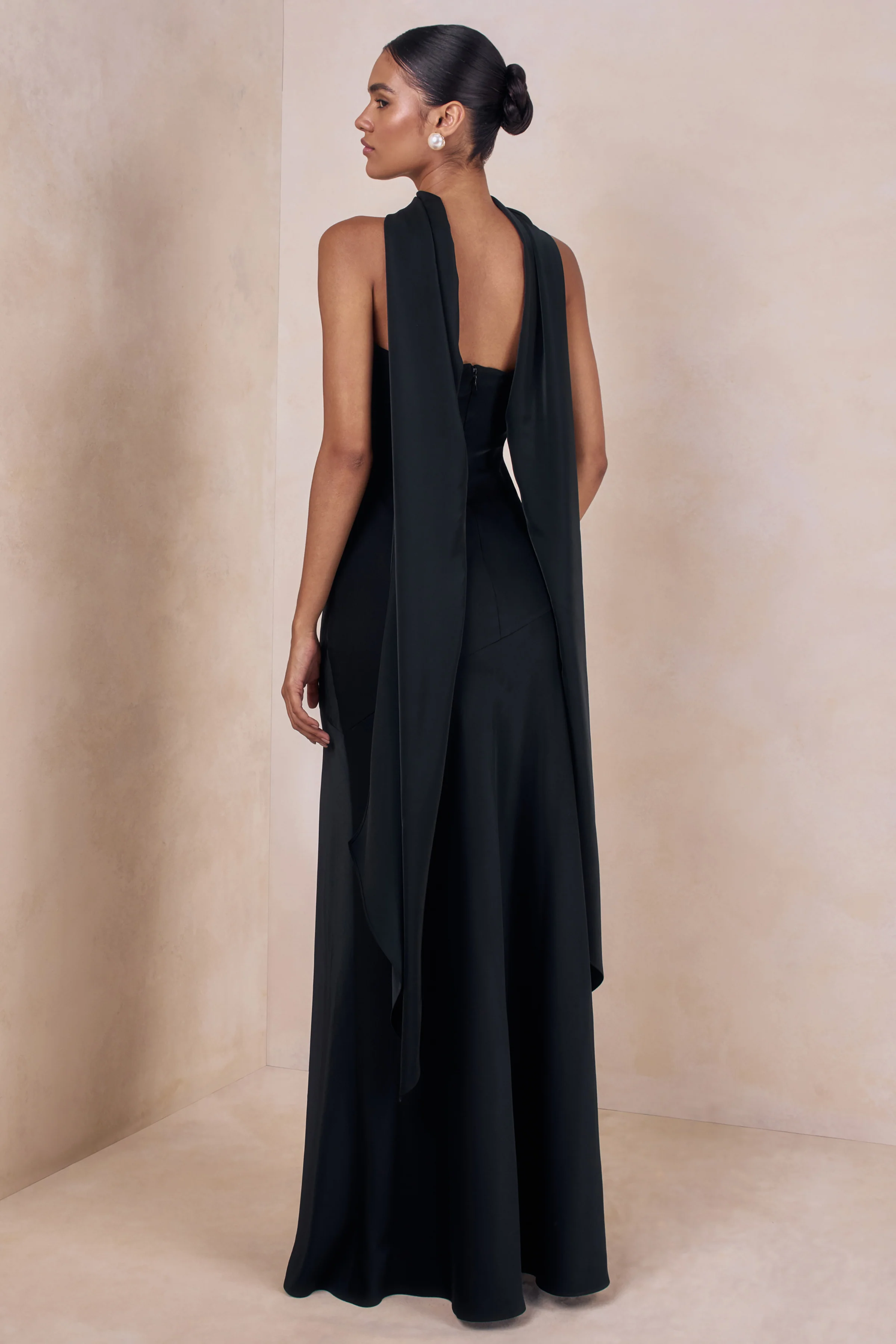 Charly | Robe longue bandeau en satin noir avec détail foulard