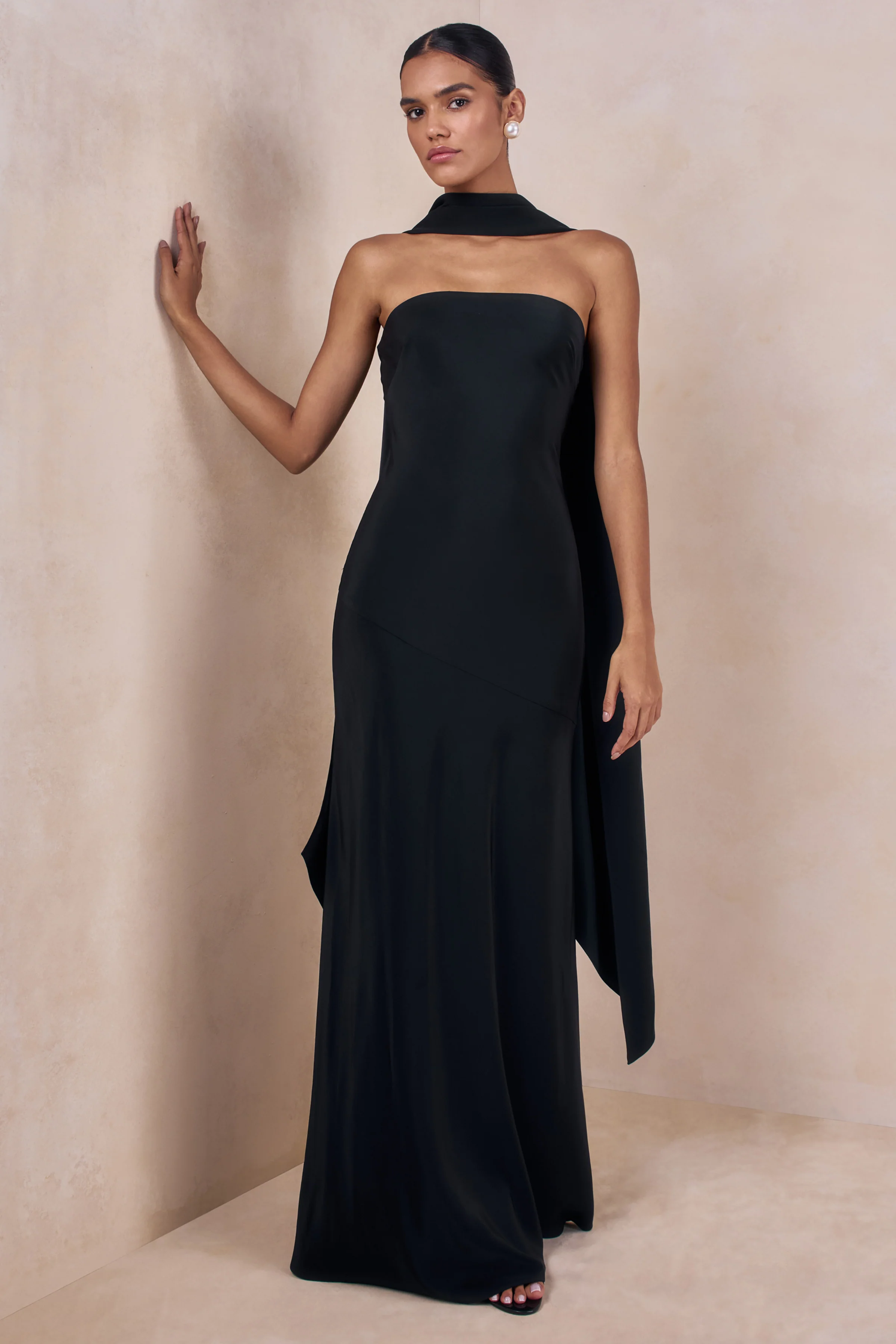 Charly | Robe longue bandeau en satin noir avec détail foulard - Image 2