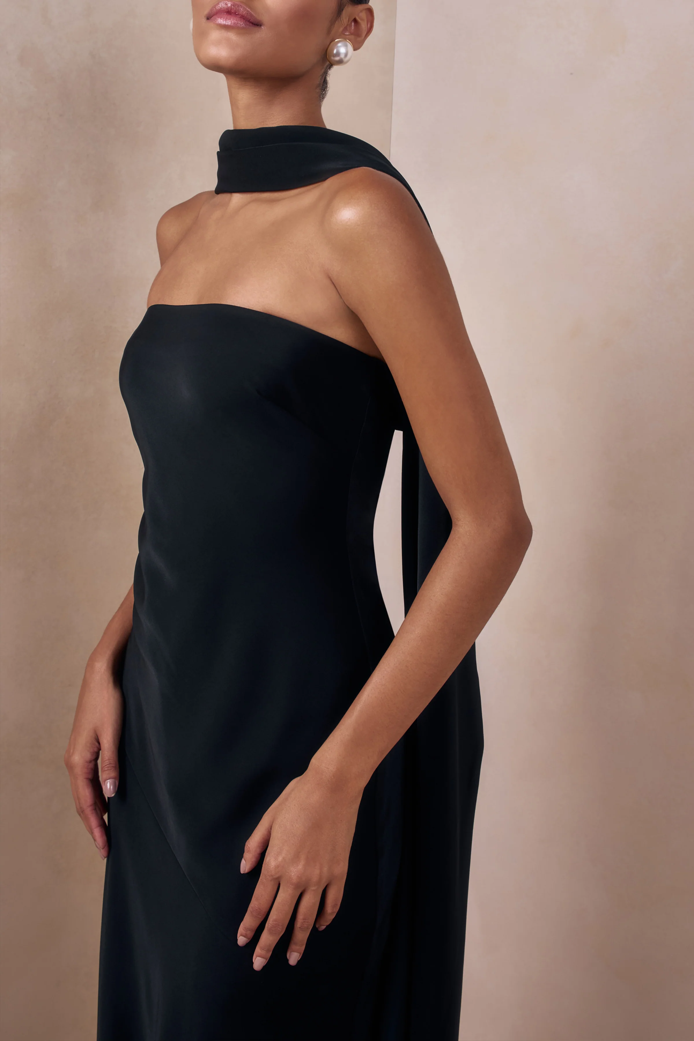 Charly | Robe longue bandeau en satin noir avec détail foulard - Image 3