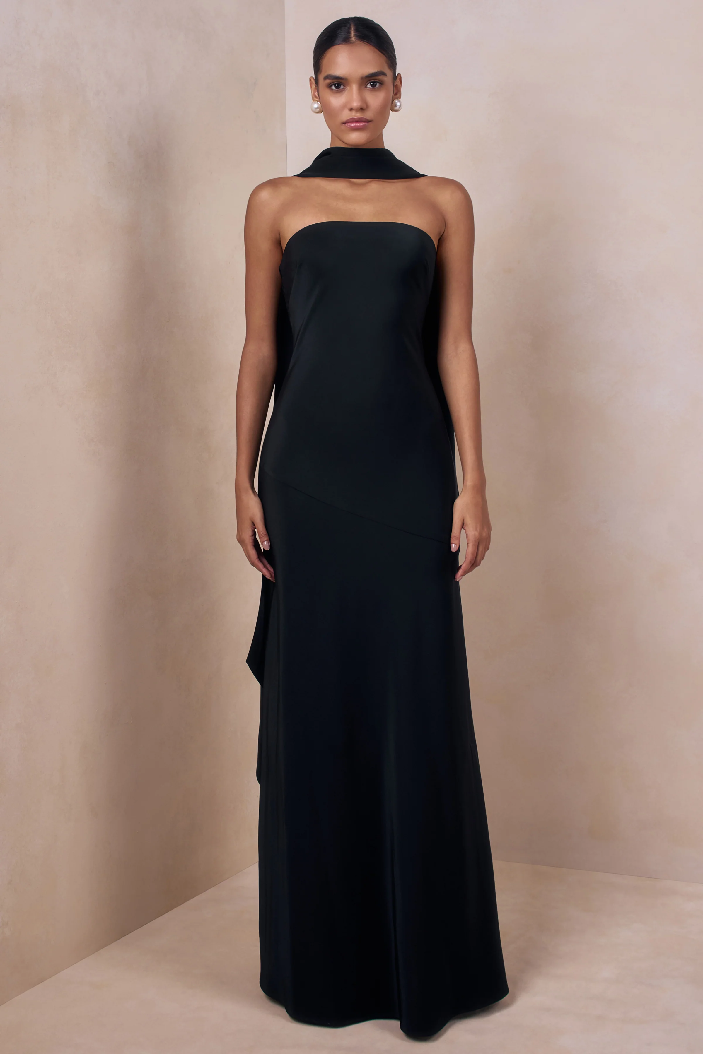 Charly | Robe longue bandeau en satin noir avec détail foulard - Image 4