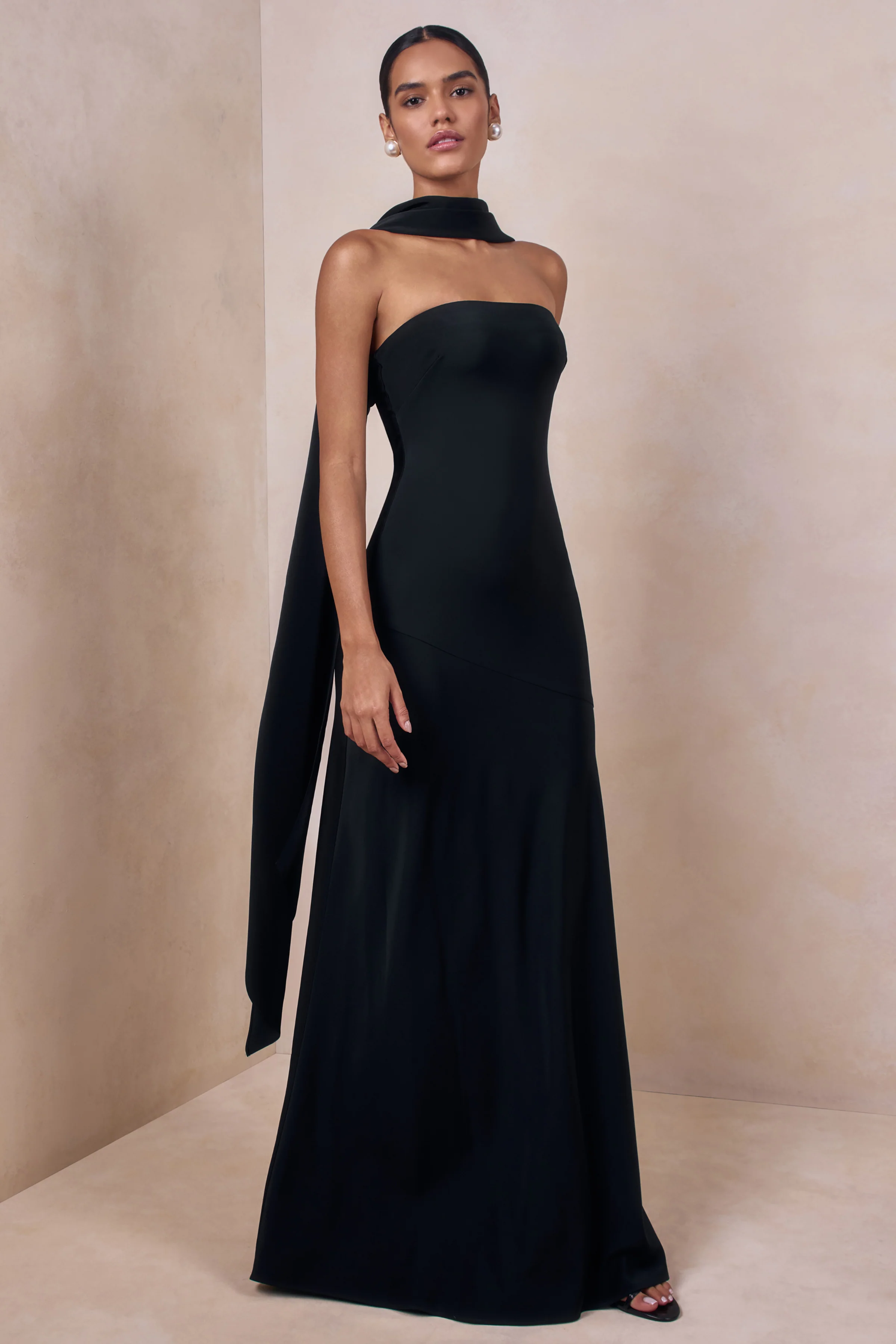 Charly | Robe longue bandeau en satin noir avec détail foulard - Image 5