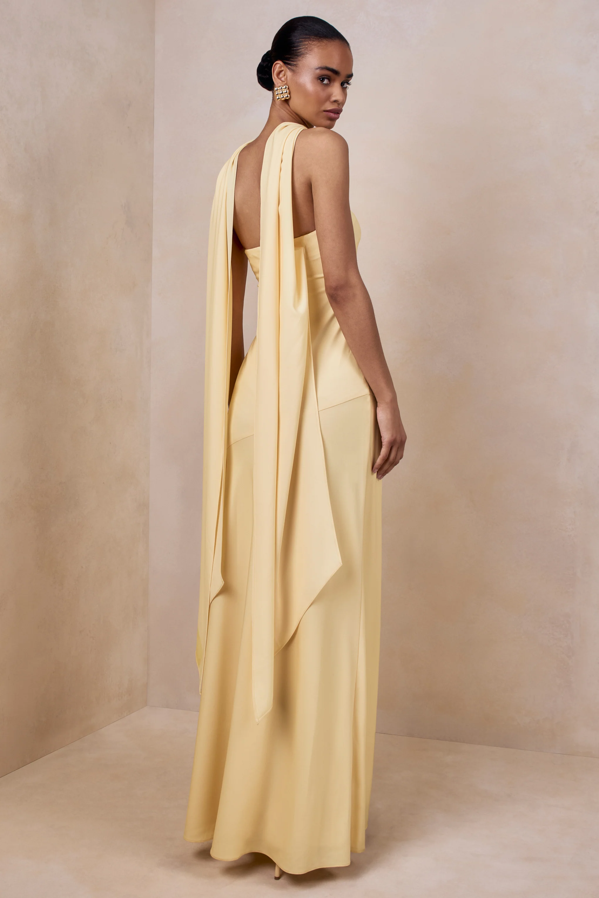 Charly | Robe longue en satin citron à encolure bandeau avec écharpe