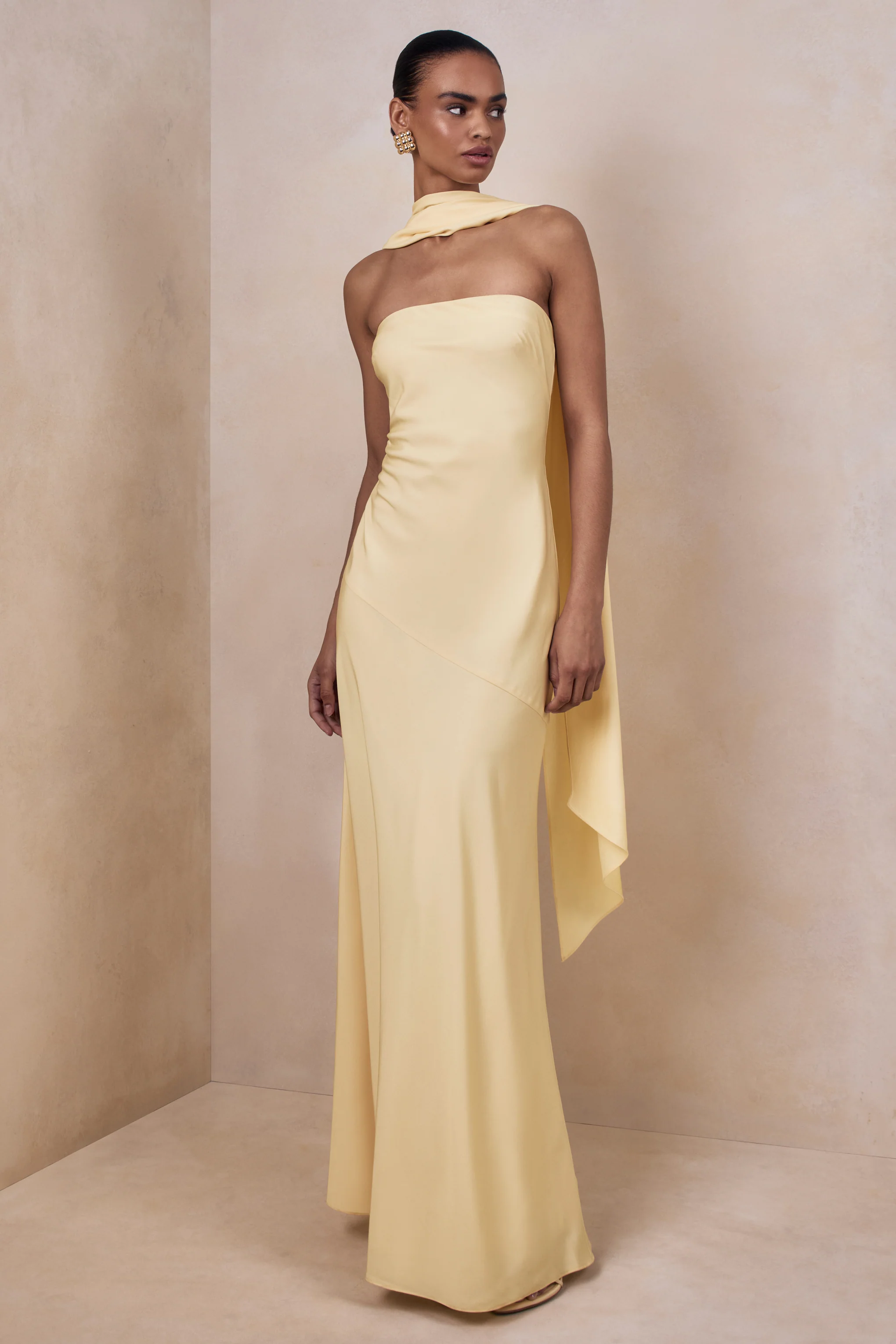 Charly | Robe longue en satin citron à encolure bandeau avec écharpe - Image 2