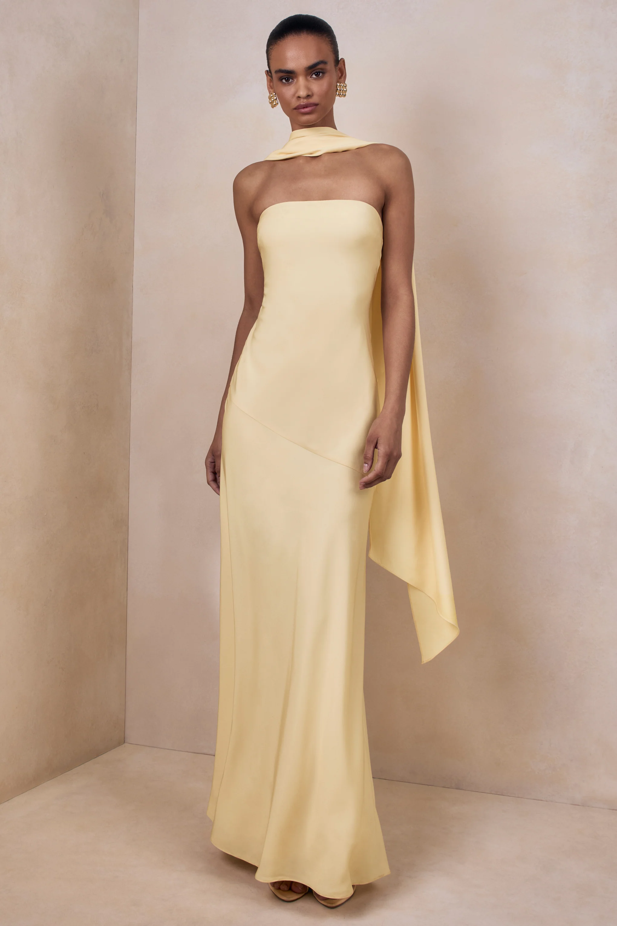 Charly | Robe longue en satin citron à encolure bandeau avec écharpe - Image 4