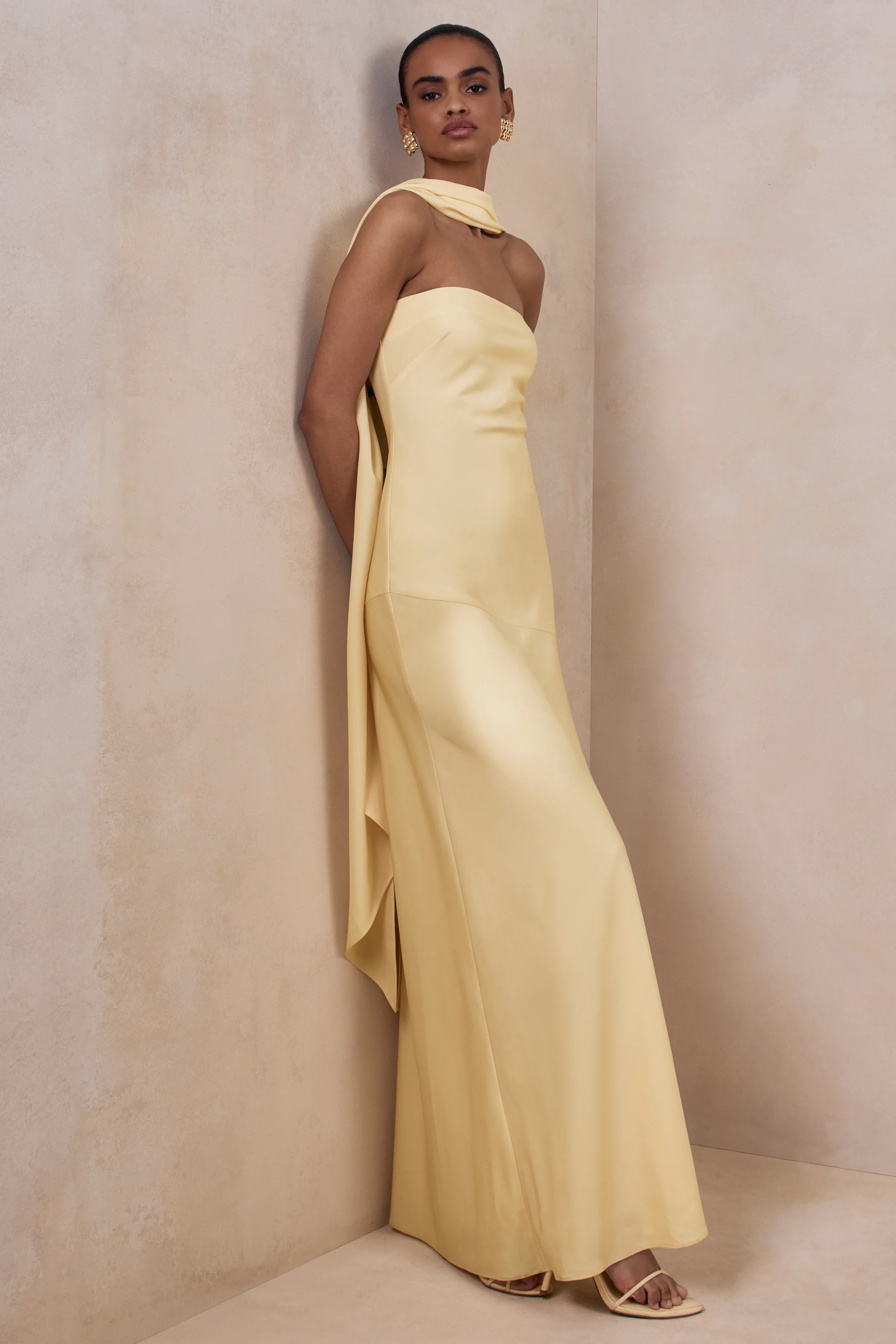 Charly | Robe longue en satin citron à encolure bandeau avec écharpe - Image 5