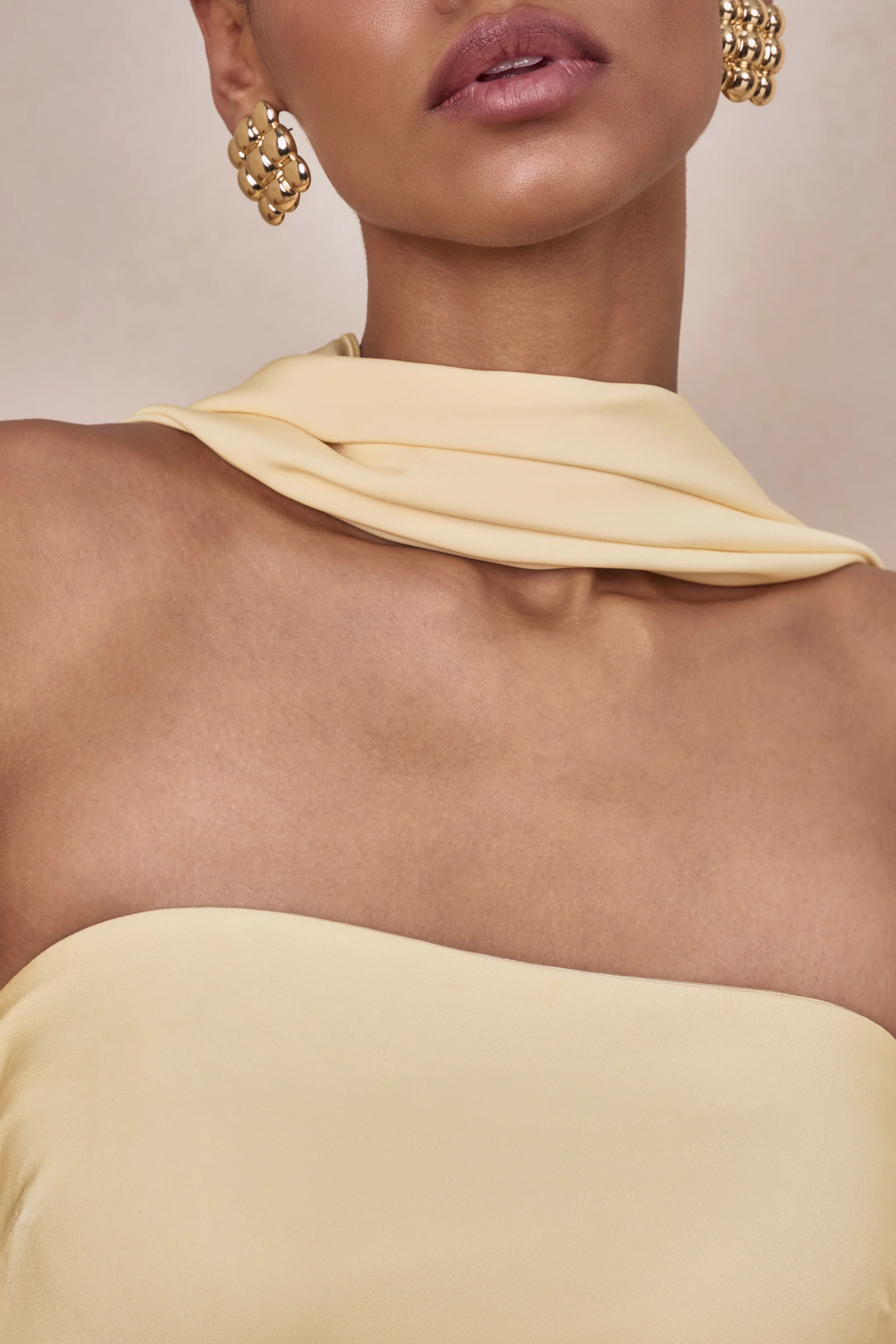 Charly | Robe longue en satin citron à encolure bandeau avec écharpe - Image 6