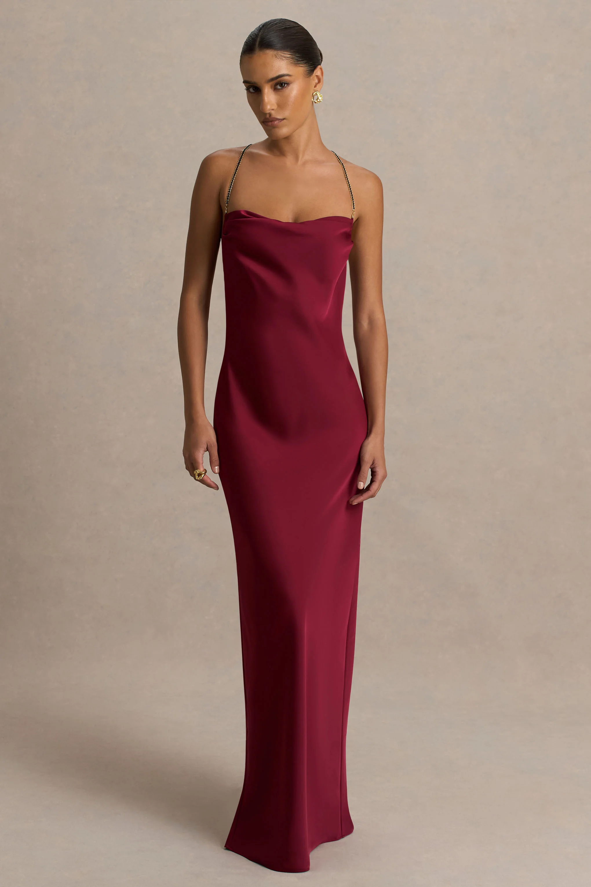 Cher | Robe longue bordeaux en satin à encolure carrée et dos ouvert orné de détails - Image 2
