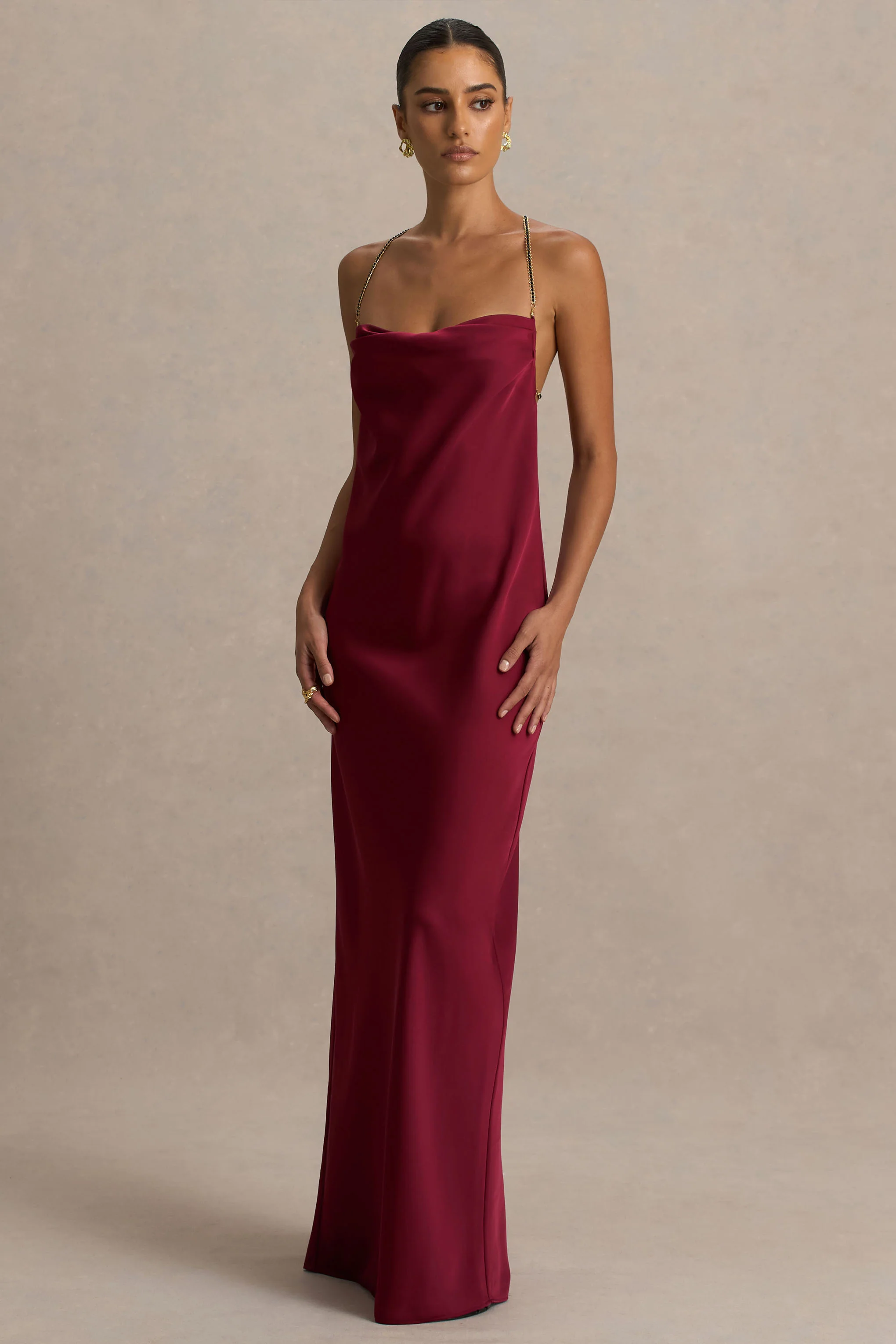 Cher | Robe longue bordeaux en satin à encolure carrée et dos ouvert orné de détails - Image 4