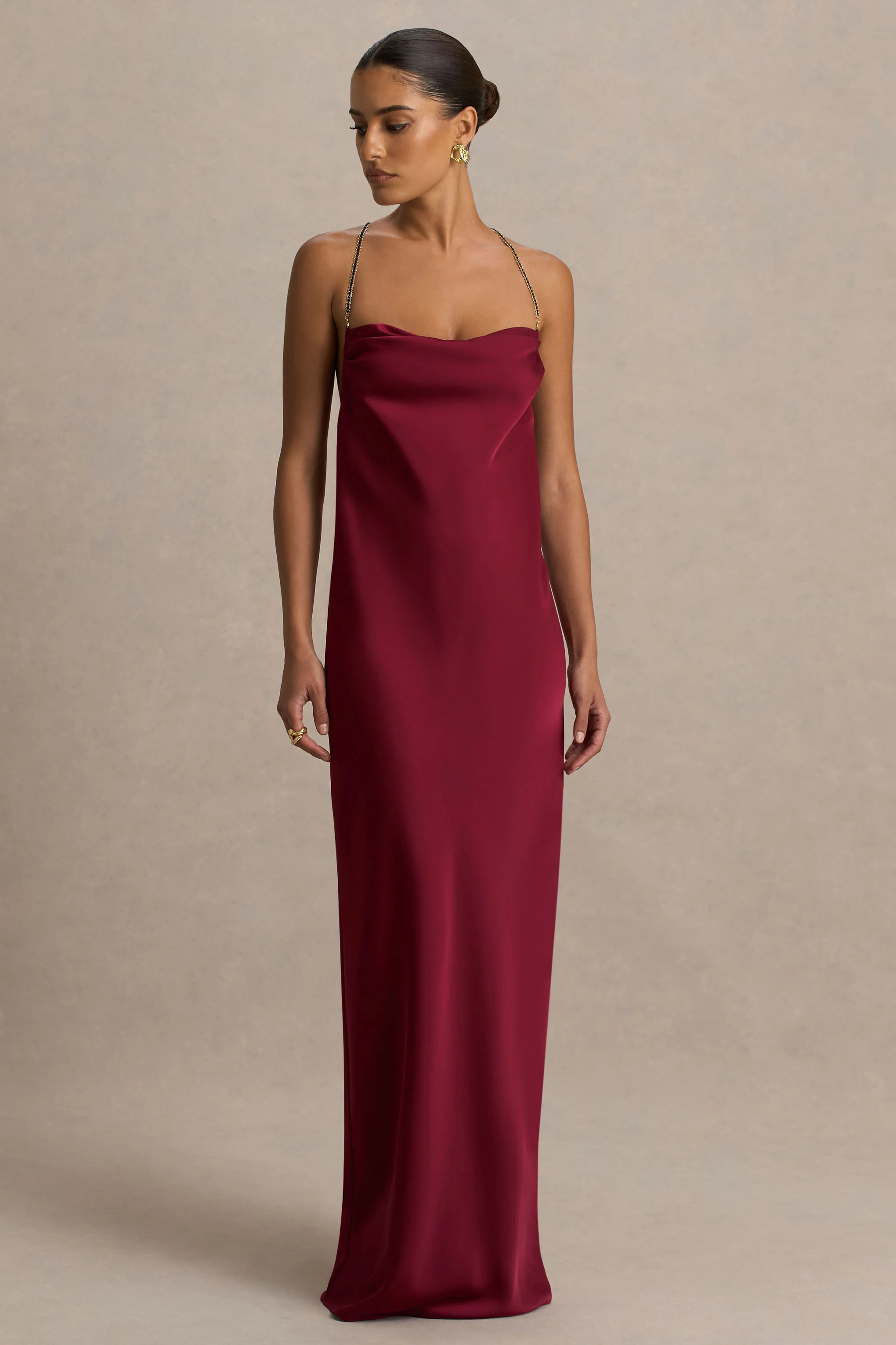 Cher | Robe longue bordeaux en satin à encolure carrée et dos ouvert orné de détails - Image 5