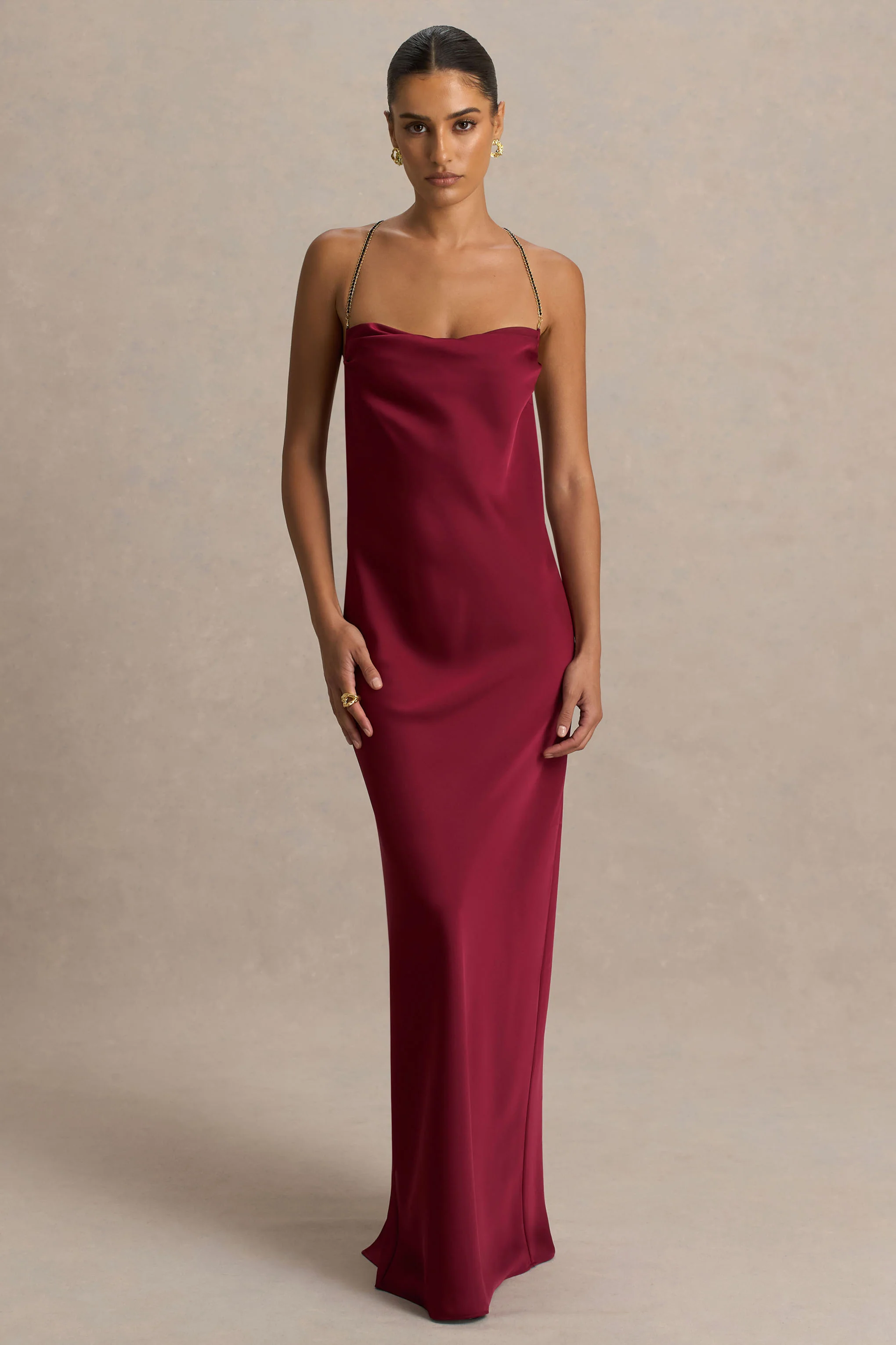 Cher | Robe longue bordeaux en satin à encolure carrée et dos ouvert orné de détails - Image 6