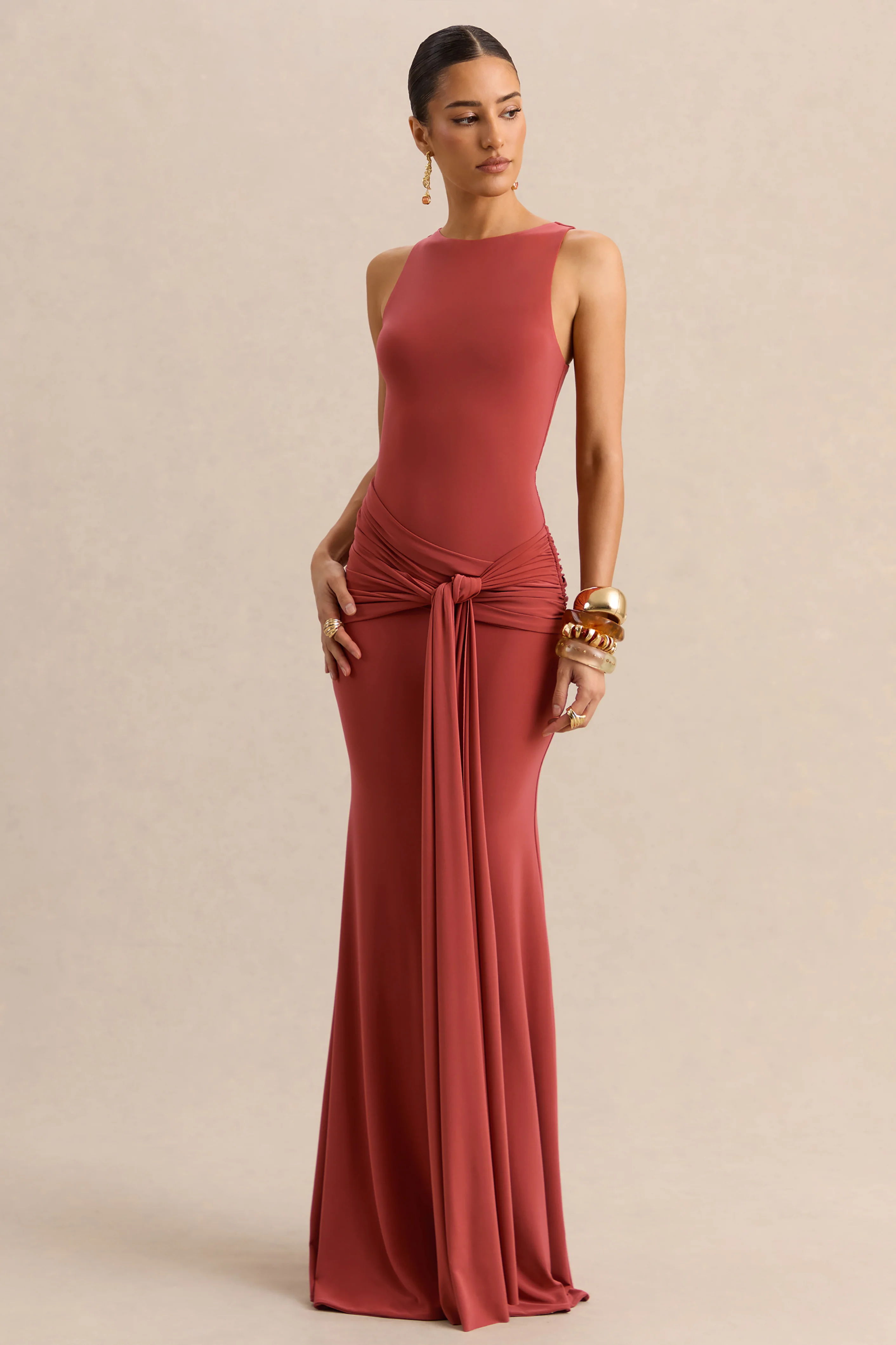 Cherine | Robe longue rouille à encolure ronde avec détails froncés et ceinture - Image 3
