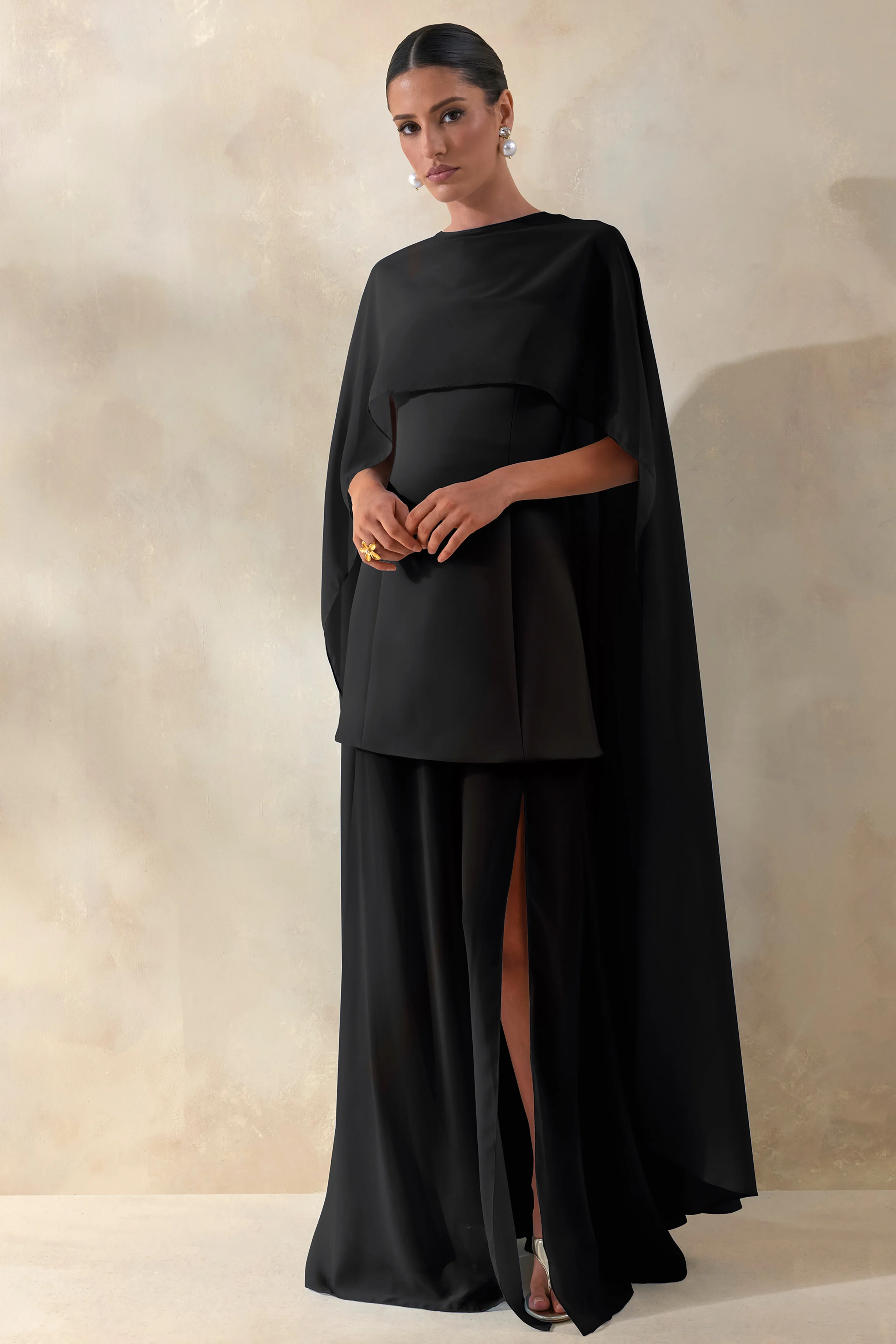 Chessa | Robe longue noire à col haut avec cape transparente