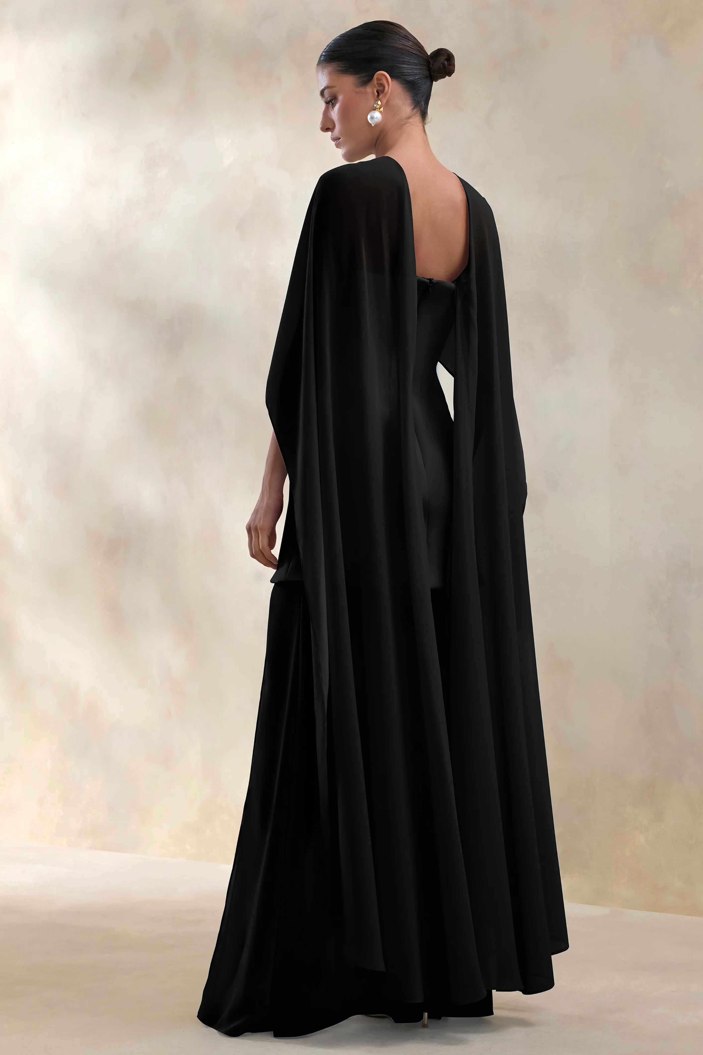 Chessa | Robe longue noire à col haut avec cape transparente - Image 2