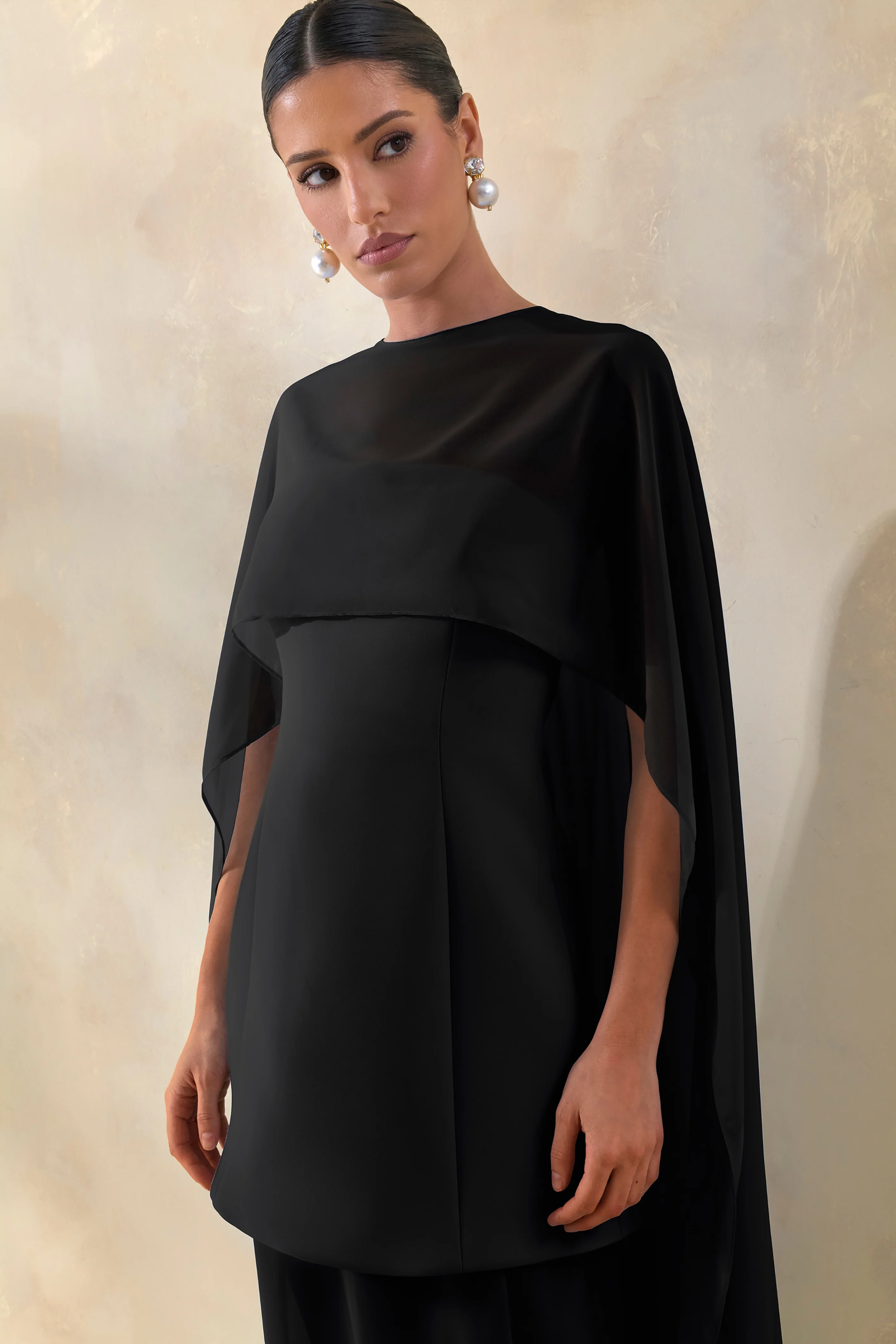 Chessa | Robe longue noire à col haut avec cape transparente - Image 3