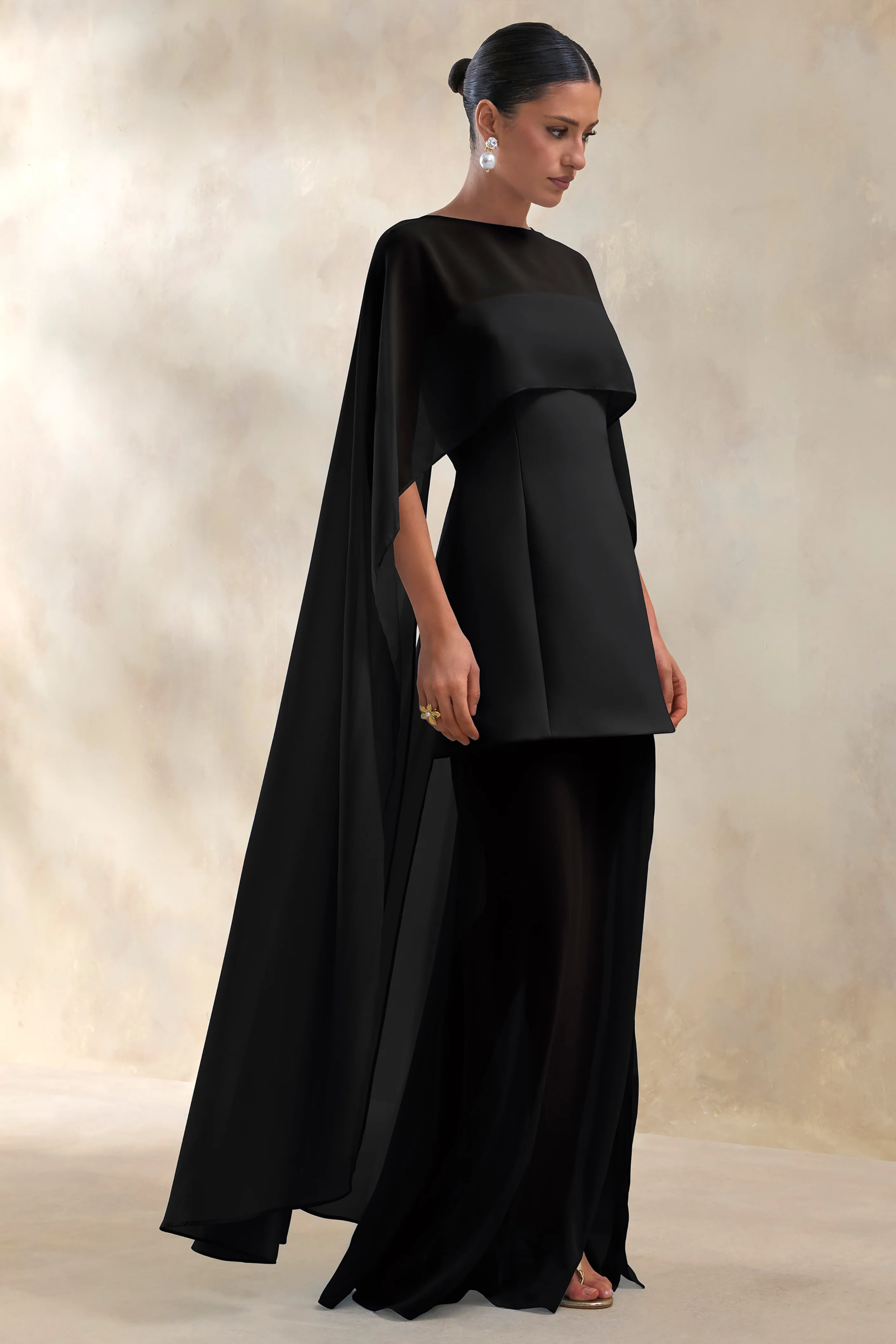 Chessa | Robe longue noire à col haut avec cape transparente - Image 5