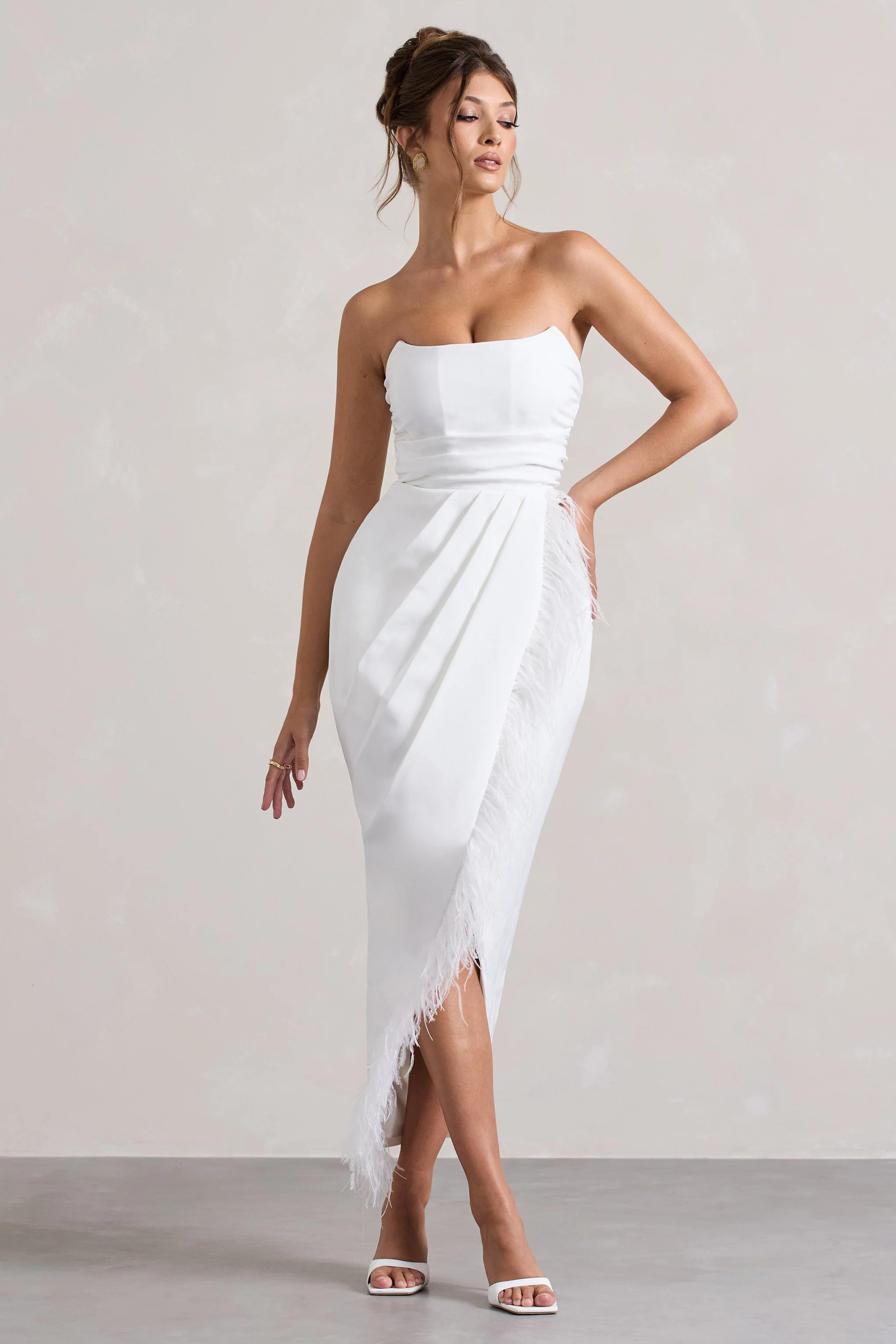 Chosen | Robe longue bandeau blanche avec borbure en plumes - Image 5