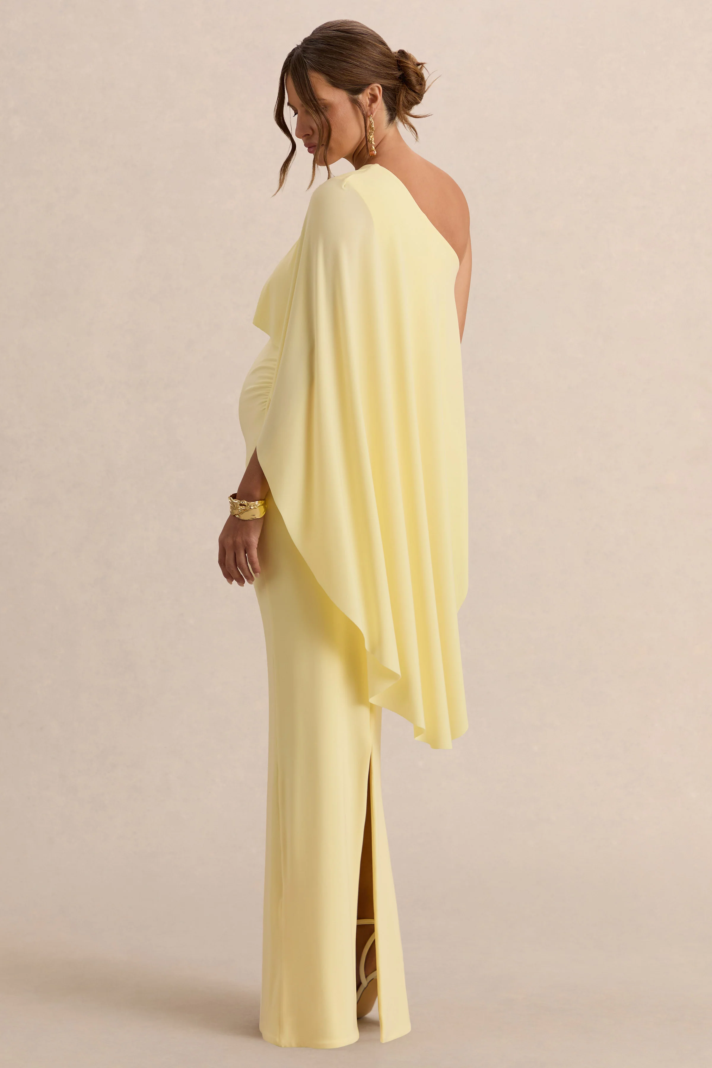 Cicely | Robe longue de maternité citron à encolure asymétrique avec manche cape - Image 2