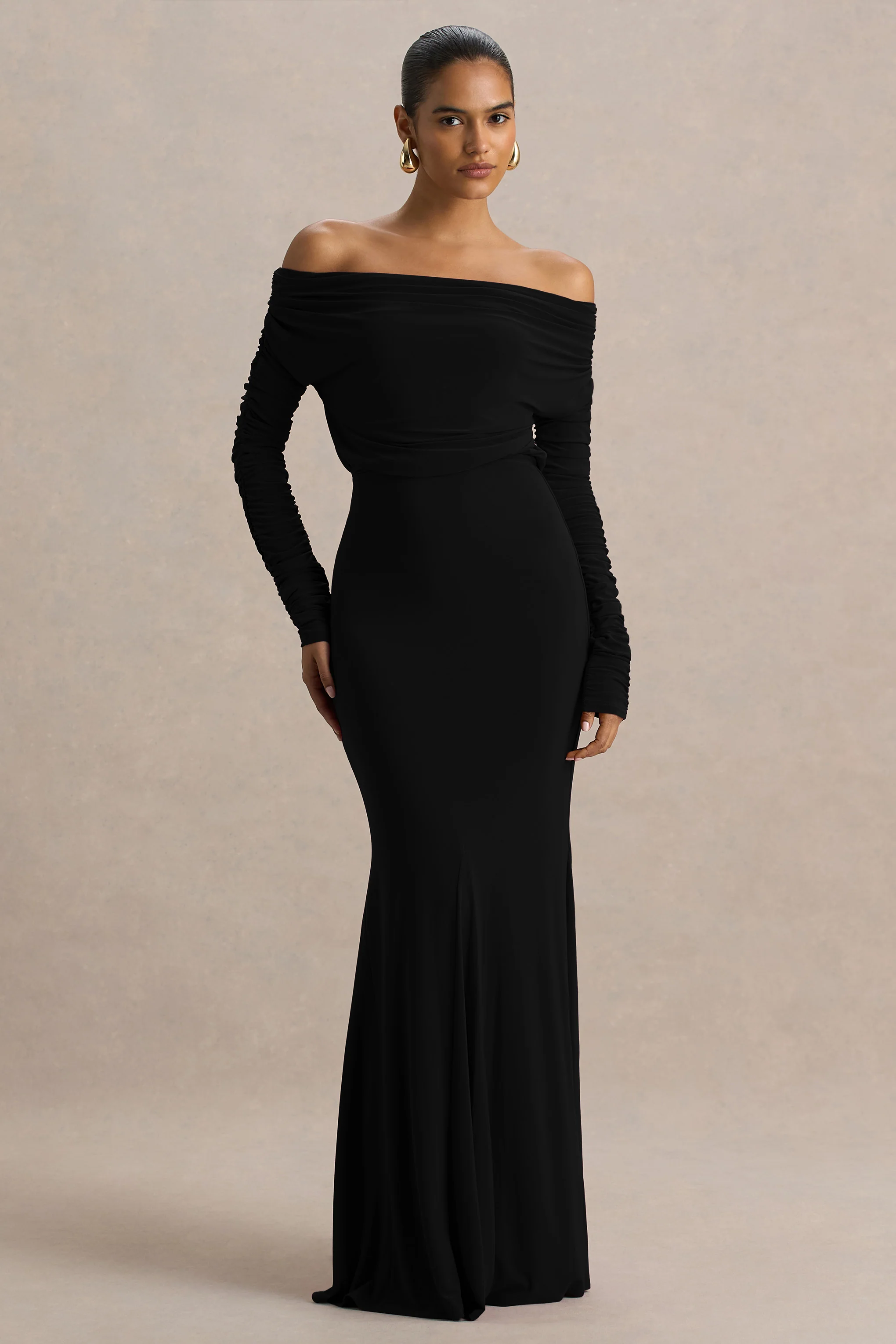 Cilla | Robe longue noire à encolure Bardot et détails froncés