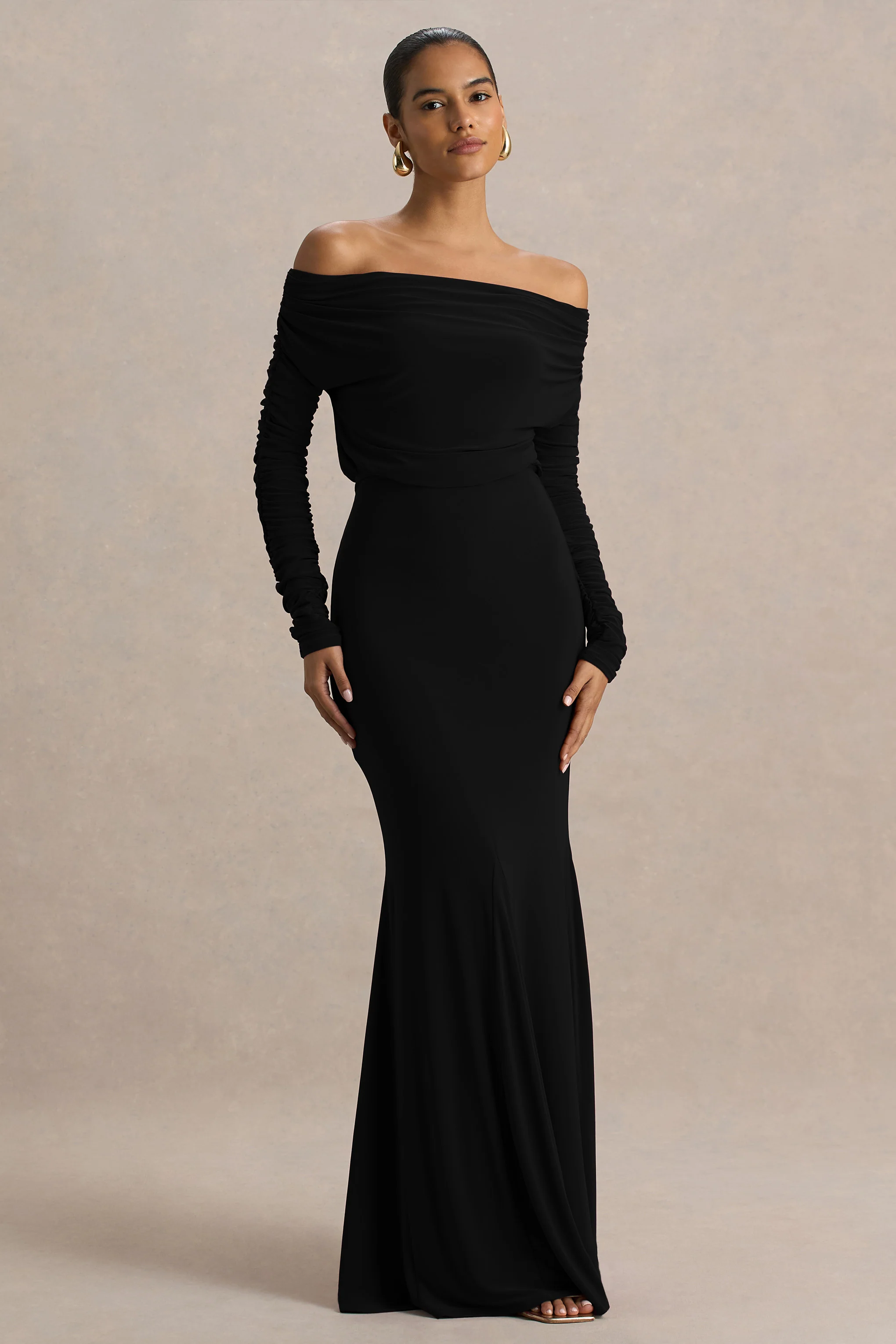 Cilla | Robe longue noire à encolure Bardot et détails froncés - Image 4