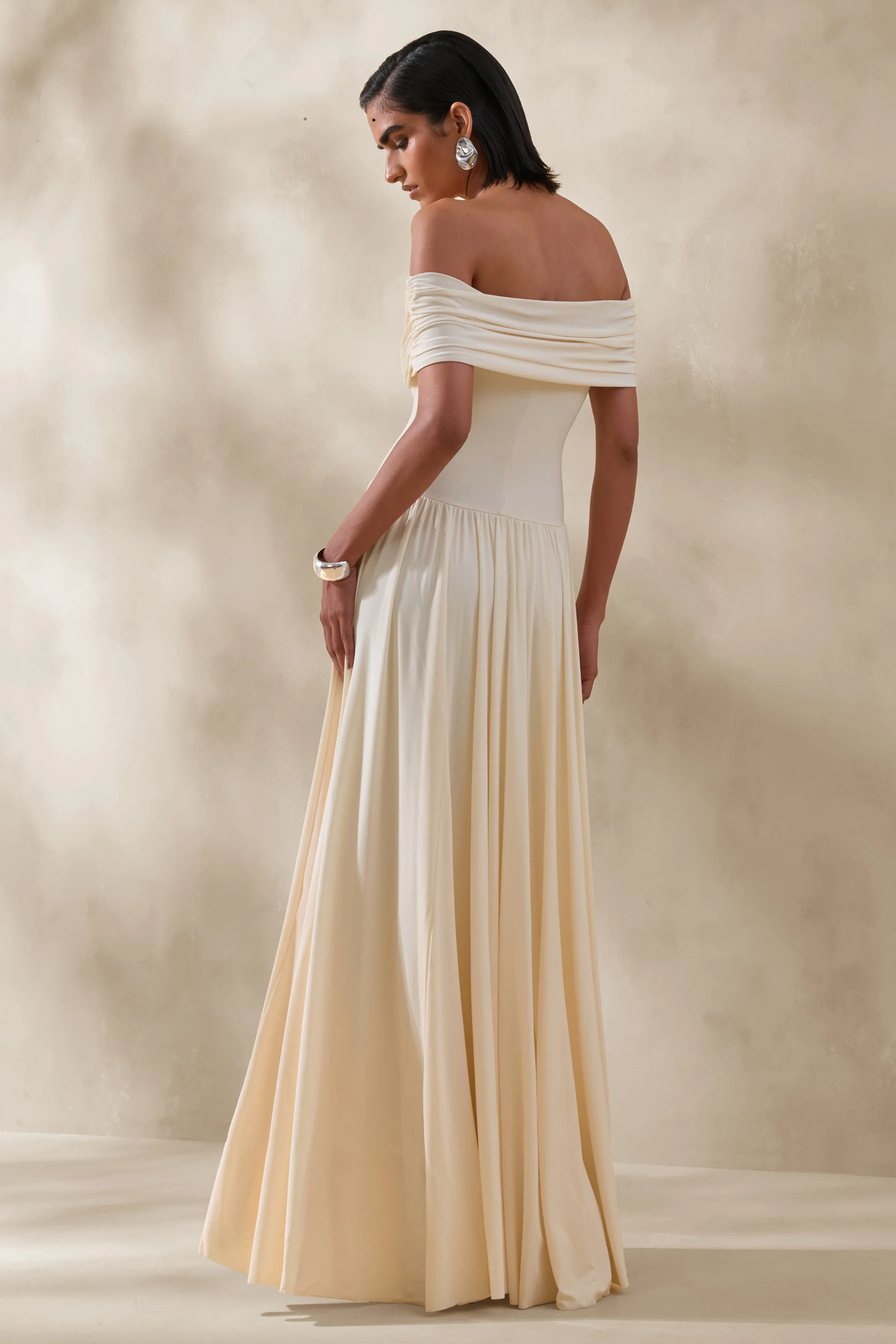 Cindie | Robe longue crème à encolure bardot - Image 2