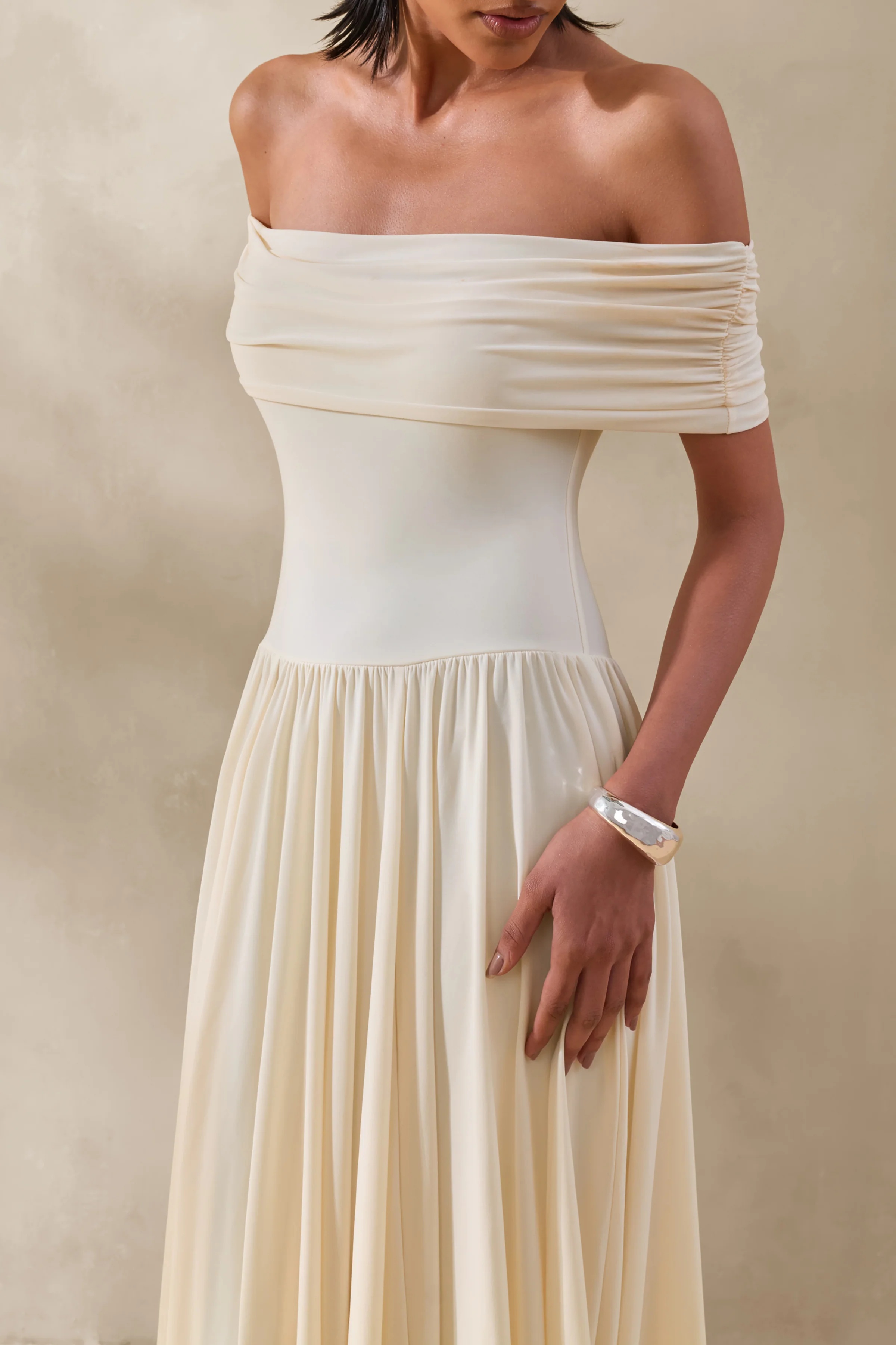 Cindie | Robe longue crème à encolure bardot - Image 3